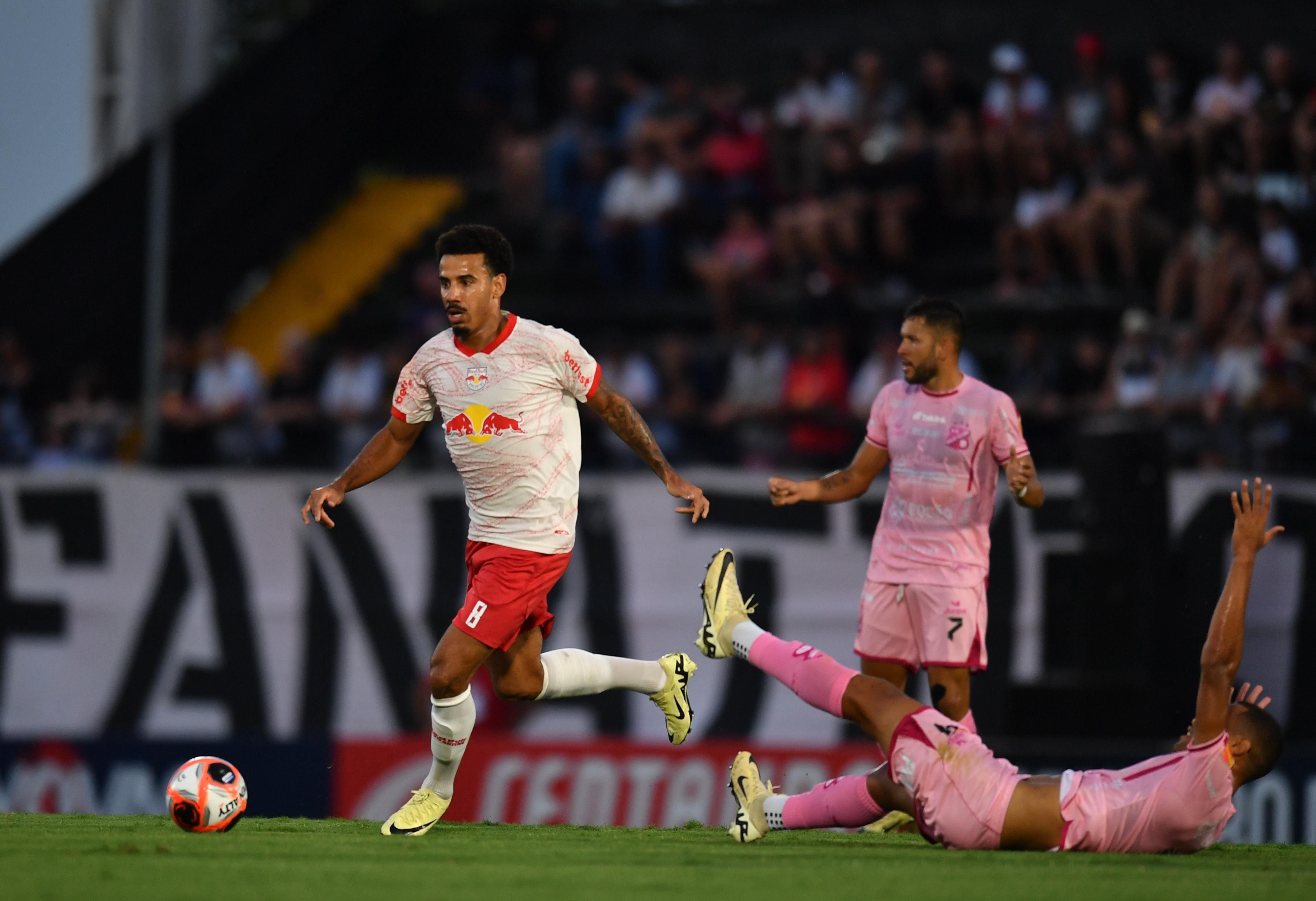Bragantino marca no fim, bate Velo Clube e vence a primeira no Campeonato Paulista