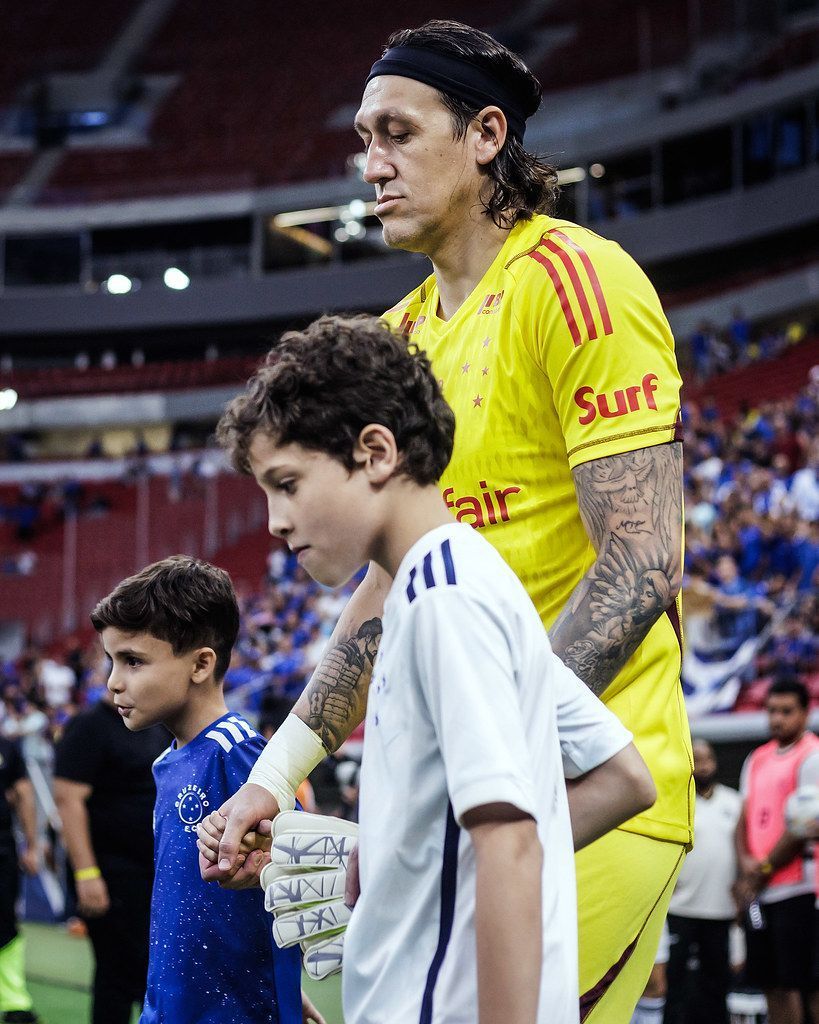Criticado por torcedor, Cássio, do Cruzeiro, responde nas redes sociais; veja conversa
