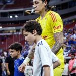 Criticado por torcedor, Cássio, do Cruzeiro, responde nas redes sociais; veja conversa