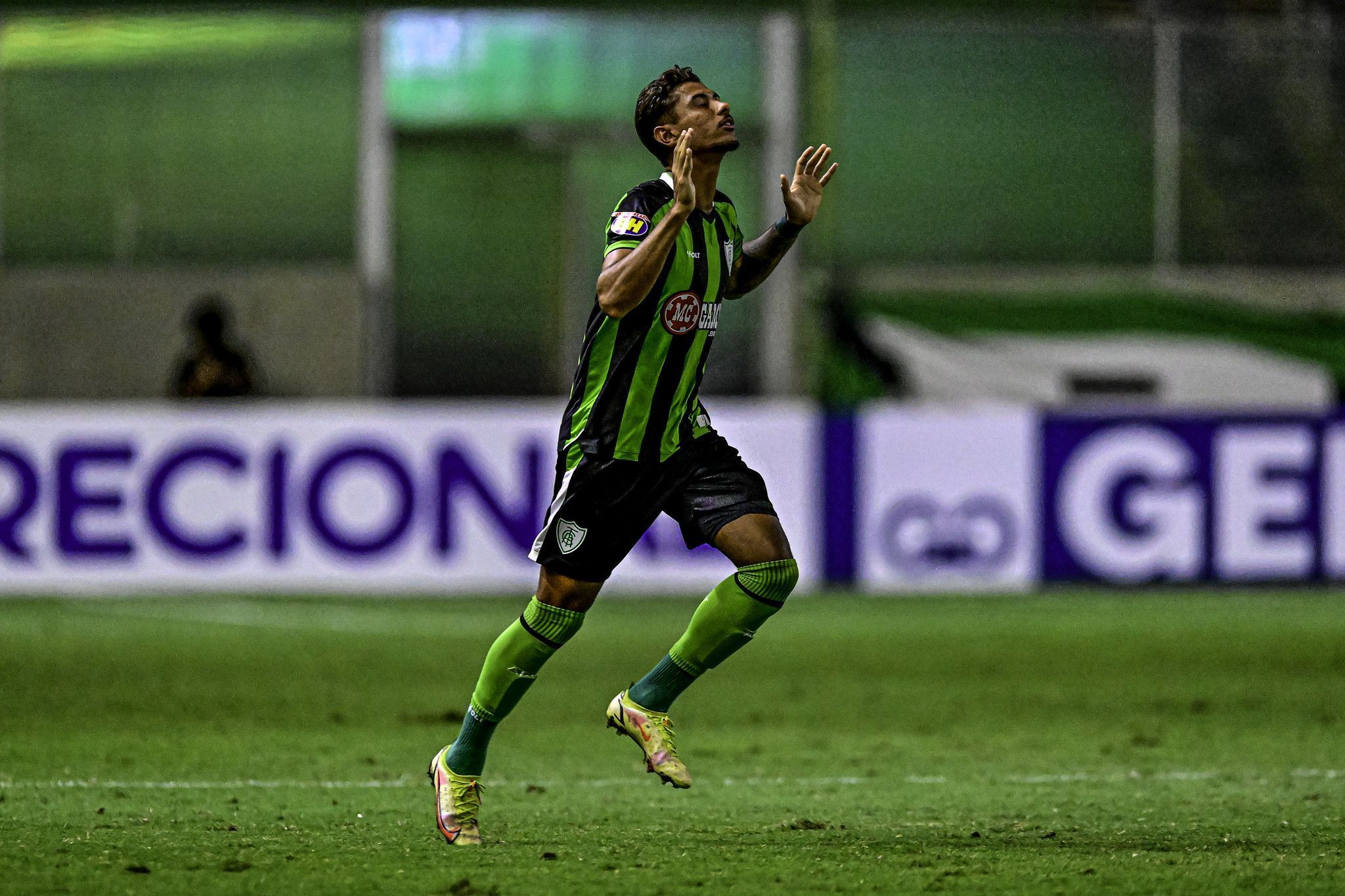 Atacante do América revela por que chorou ao marcar primeiro gol pelo clube
