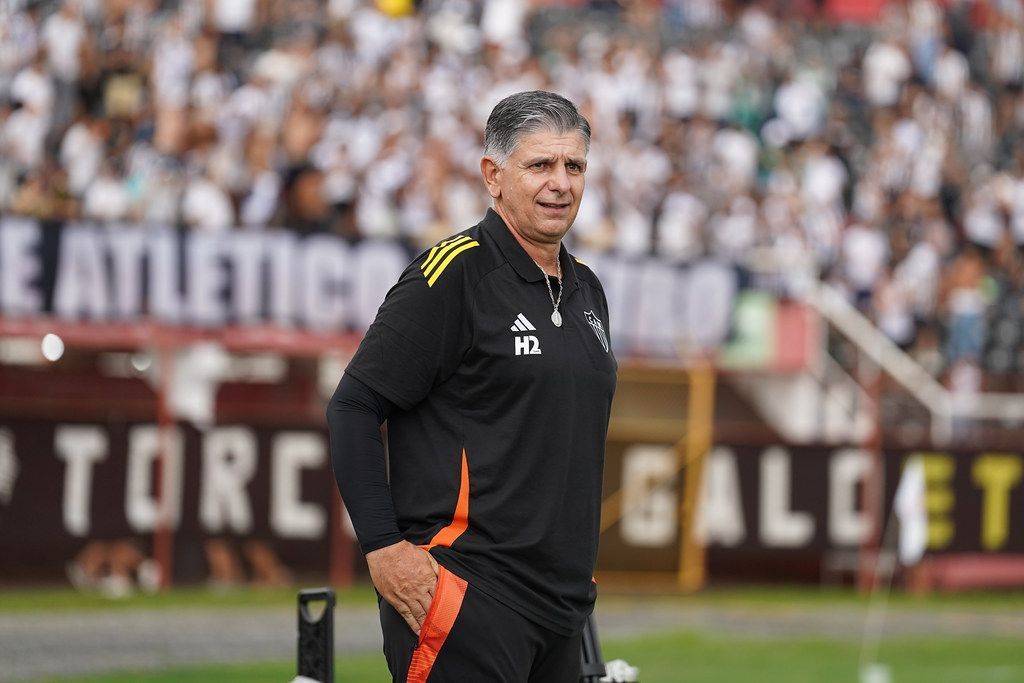 Técnico do Atlético revela reação de Paulo Vitor no vestiário após expulsão