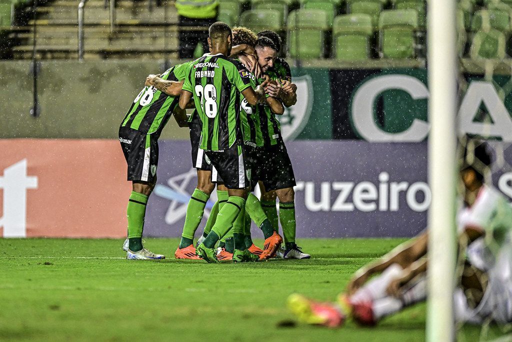 Meia do América comemora mais um gol pela equipe no Mineiro