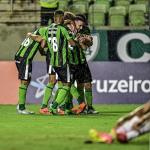 Meia do América comemora mais um gol pela equipe no Mineiro