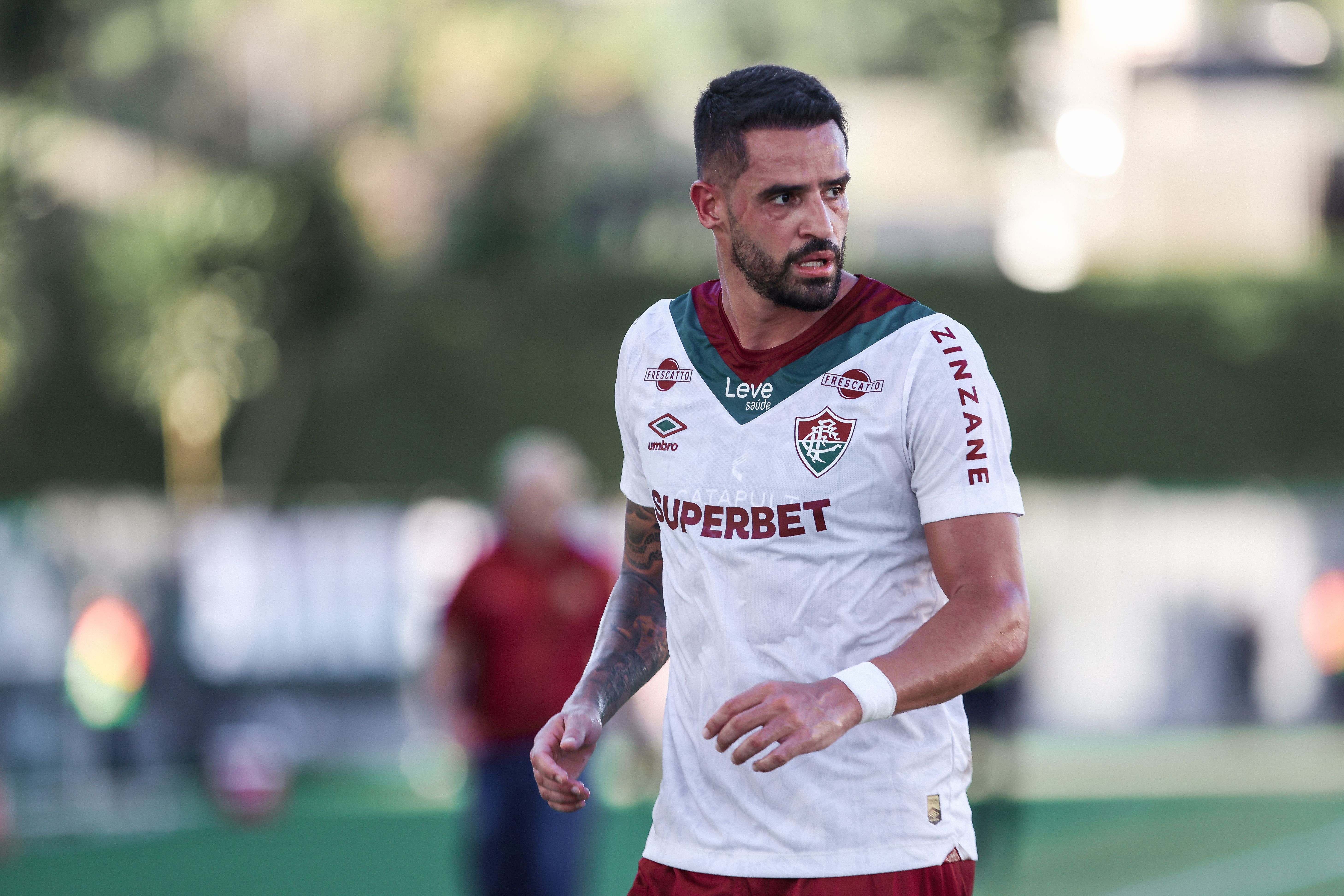 Renato Augusto tem lesão no ombro e vira problema ofensivo no Fluminense