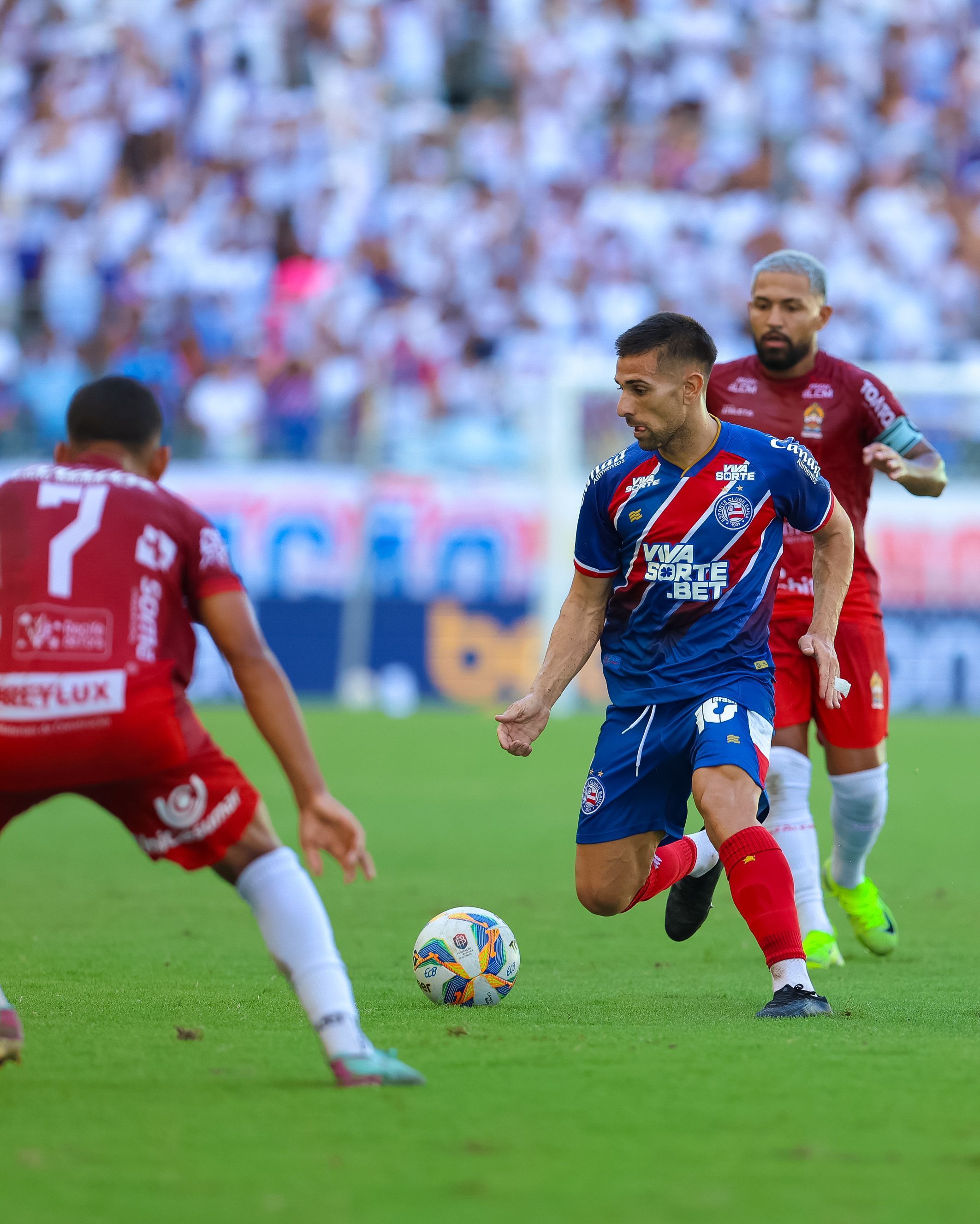 Bahia estreia a equipe principal com vitória sobre o Porto-BA no Campeonato Baiano