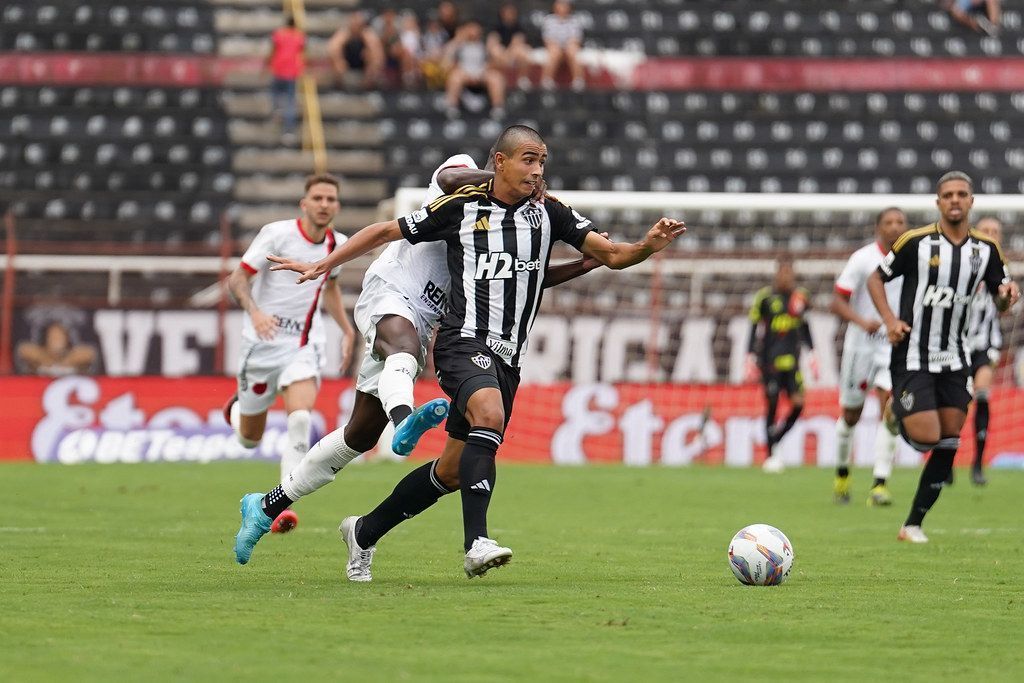 Com um a menos, Atlético empata com Pouso Alegre e segue sem vencer no Mineiro