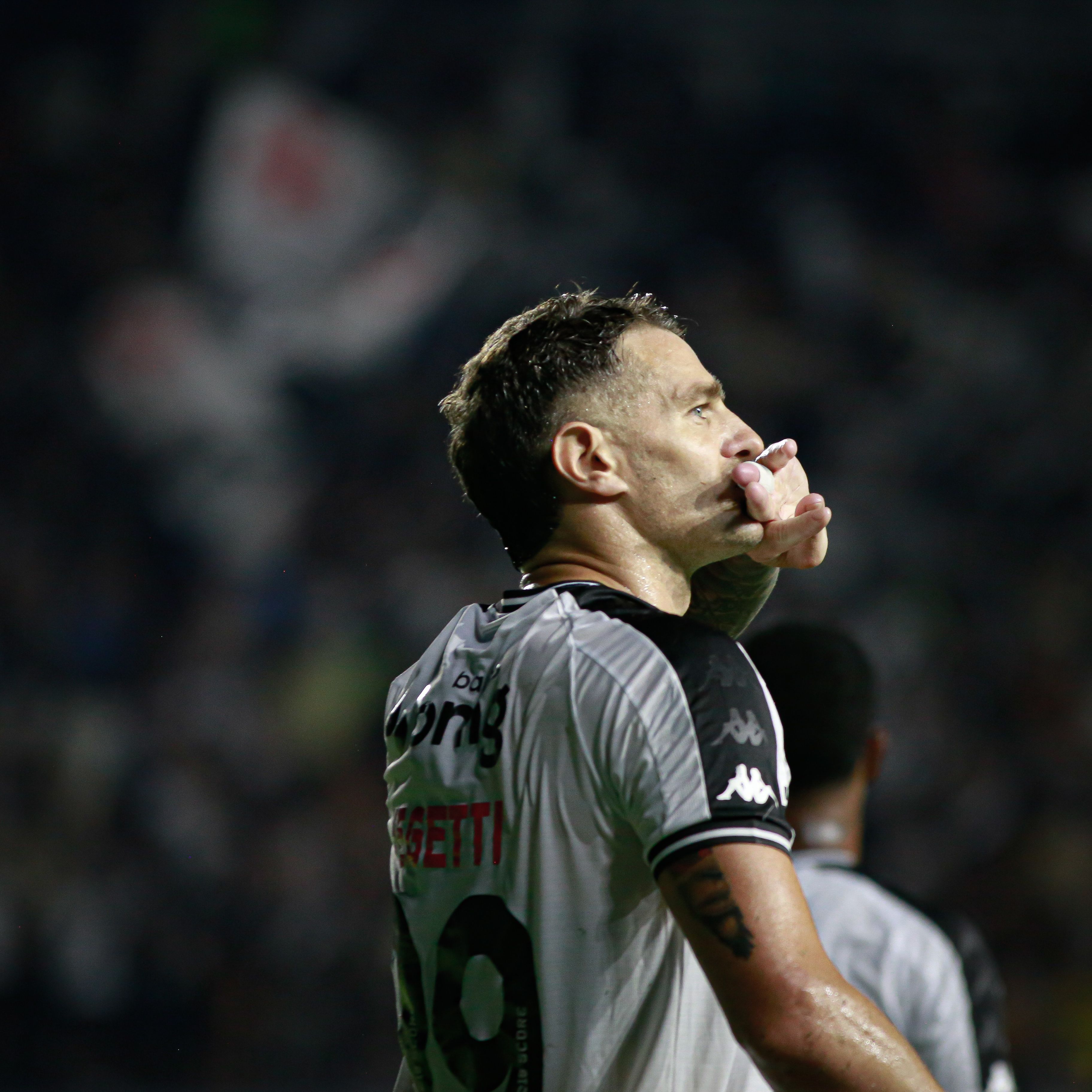 Vegetti faz história pelo Vasco, e Fábio Carille revela planos para o Pirata