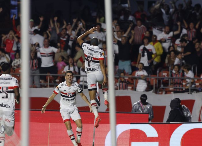 Oscar e Lucas fizeram os gols tricolores no Majestoso Oscar e Lucas fizeram os gols tricolores no Majestoso