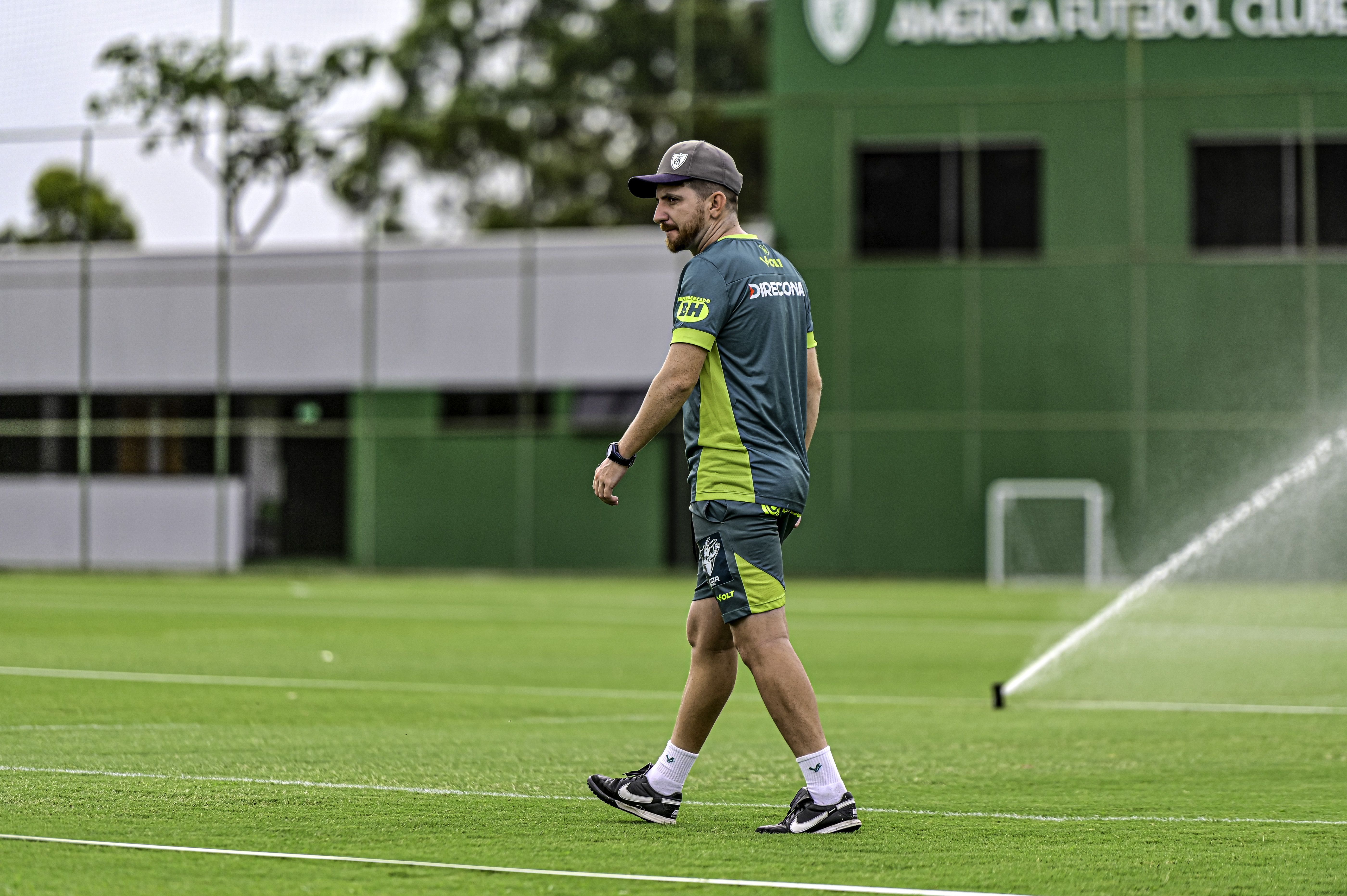 Meia do América passa por cirurgia para tratar lesão no joelho