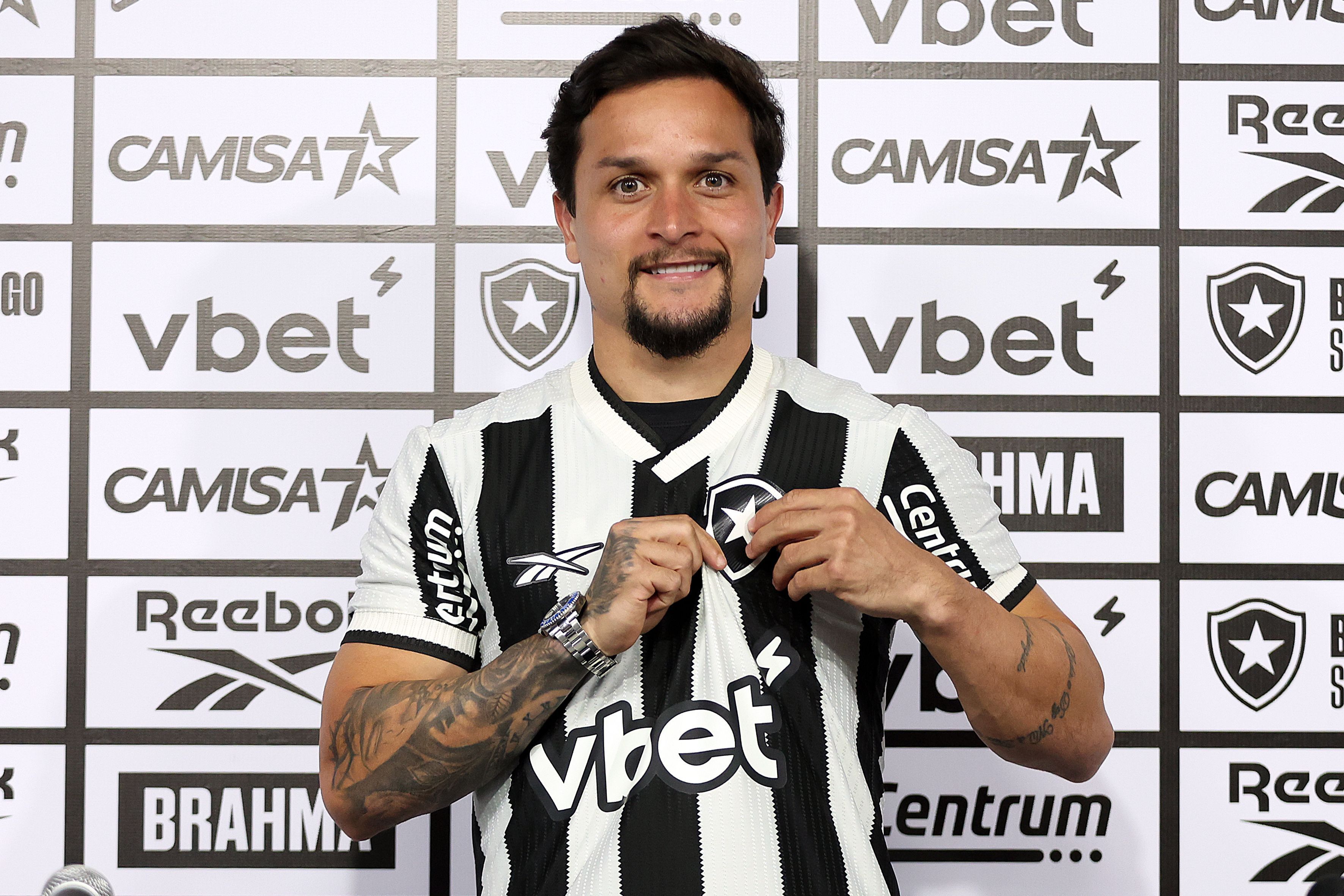 Artur é apresentado no Botafogo e revela inspiração mais do que especial