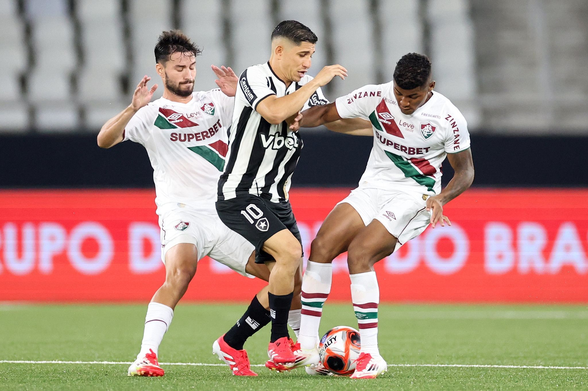 Em momentos opostos, Botafogo e Fluminense jogam clássico pelo Brasileirão