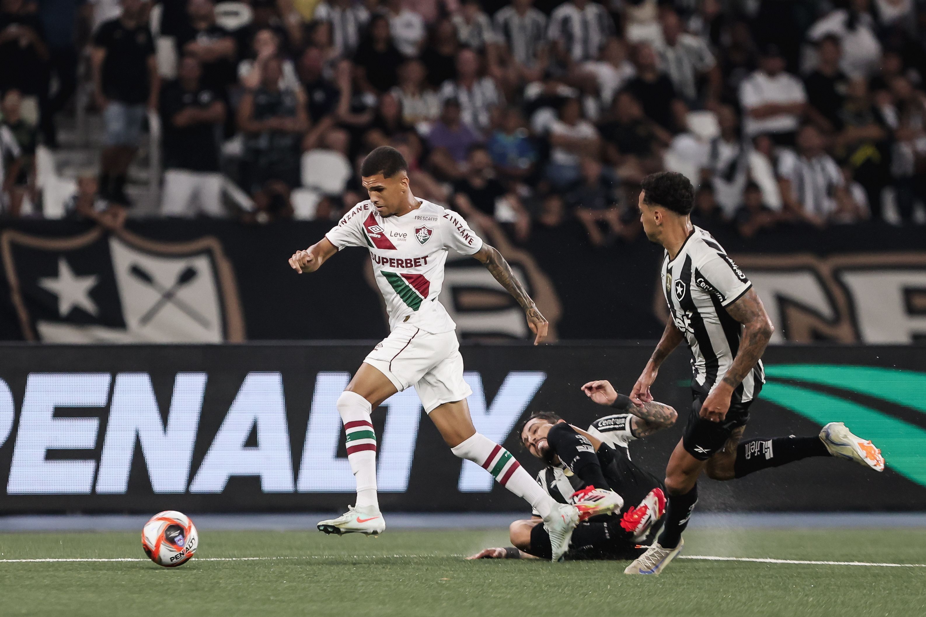 Mano Menezes explica opção de jovem promessa no banco de reservas do Fluminense