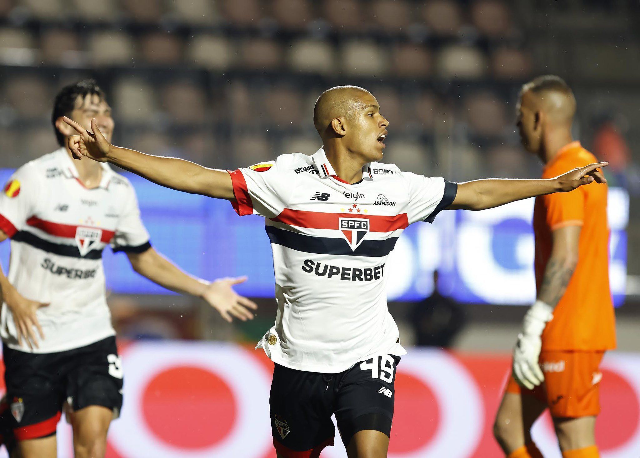 Joia brilha no fim, e São Paulo vence a Portuguesa em retorno ao Pacaembu