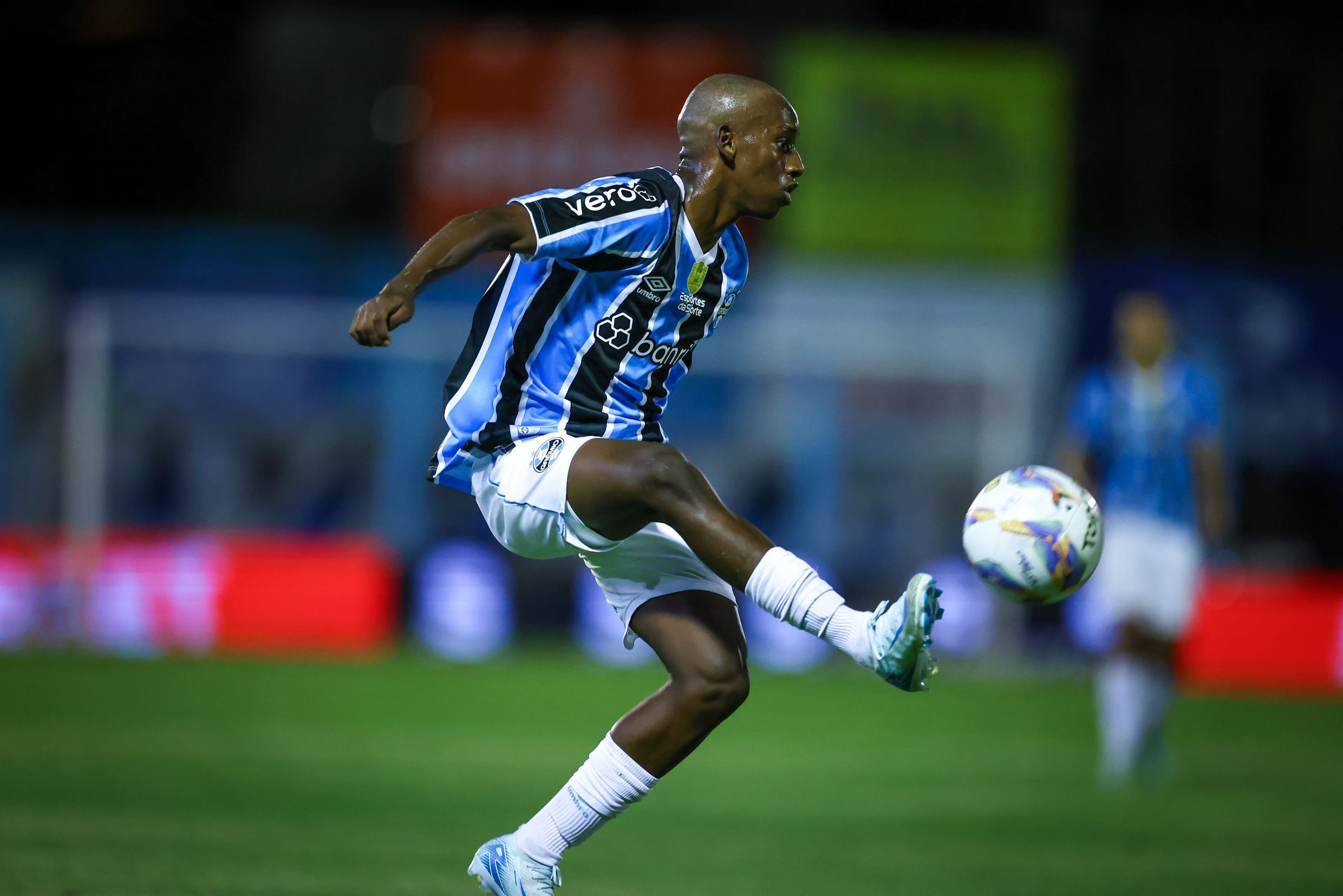 Aos 16 anos, joia da base, Gabriel Mec celebra estreia pelo Grêmio