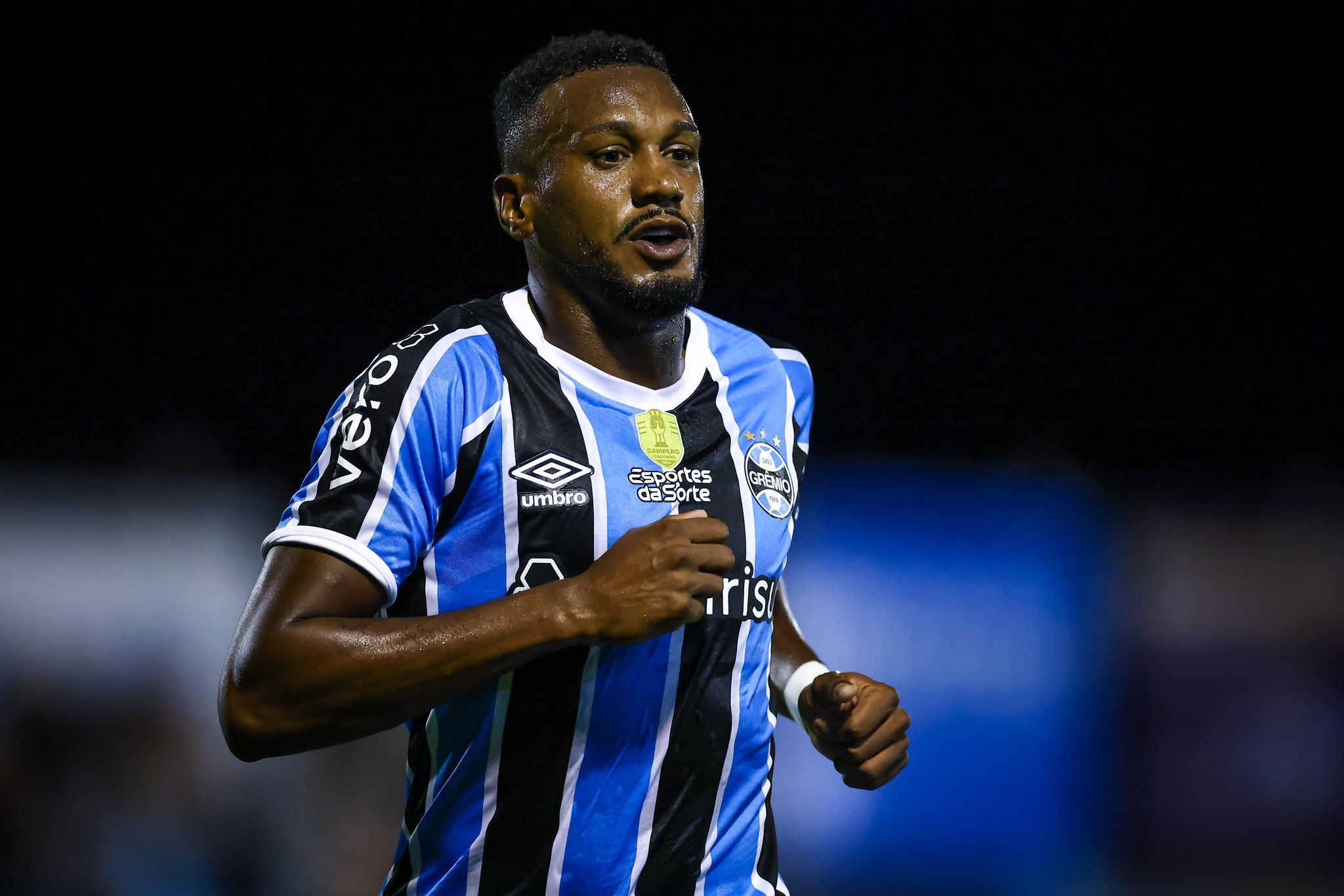 Edenilson chega ao Rio de Janeiro para assinar contrato com o Botafogo