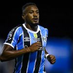 Edenilson chega ao Rio de Janeiro para assinar contrato com o Botafogo