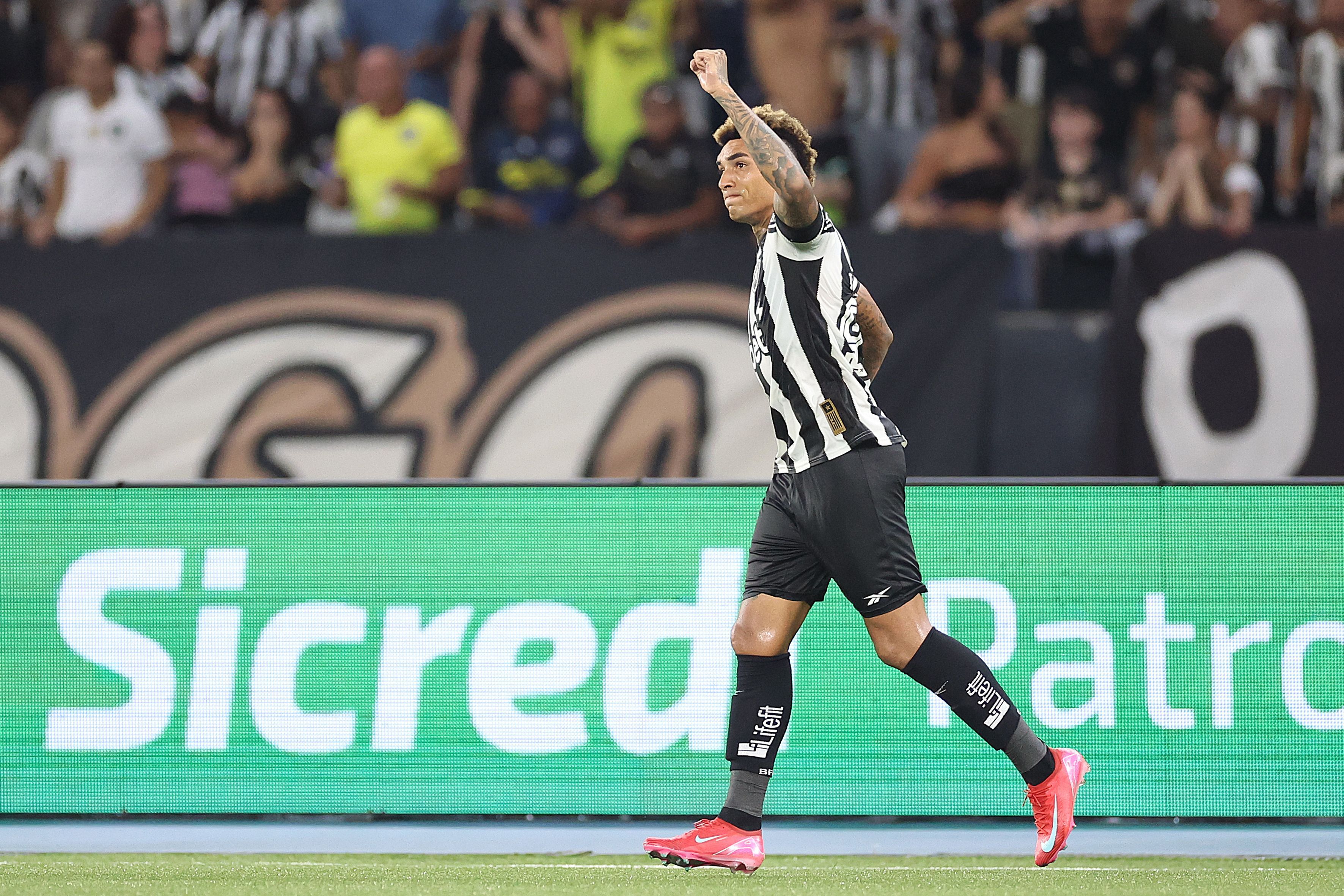 Botafogo provoca o Fluminense após sétima vitória consecutiva no clássico