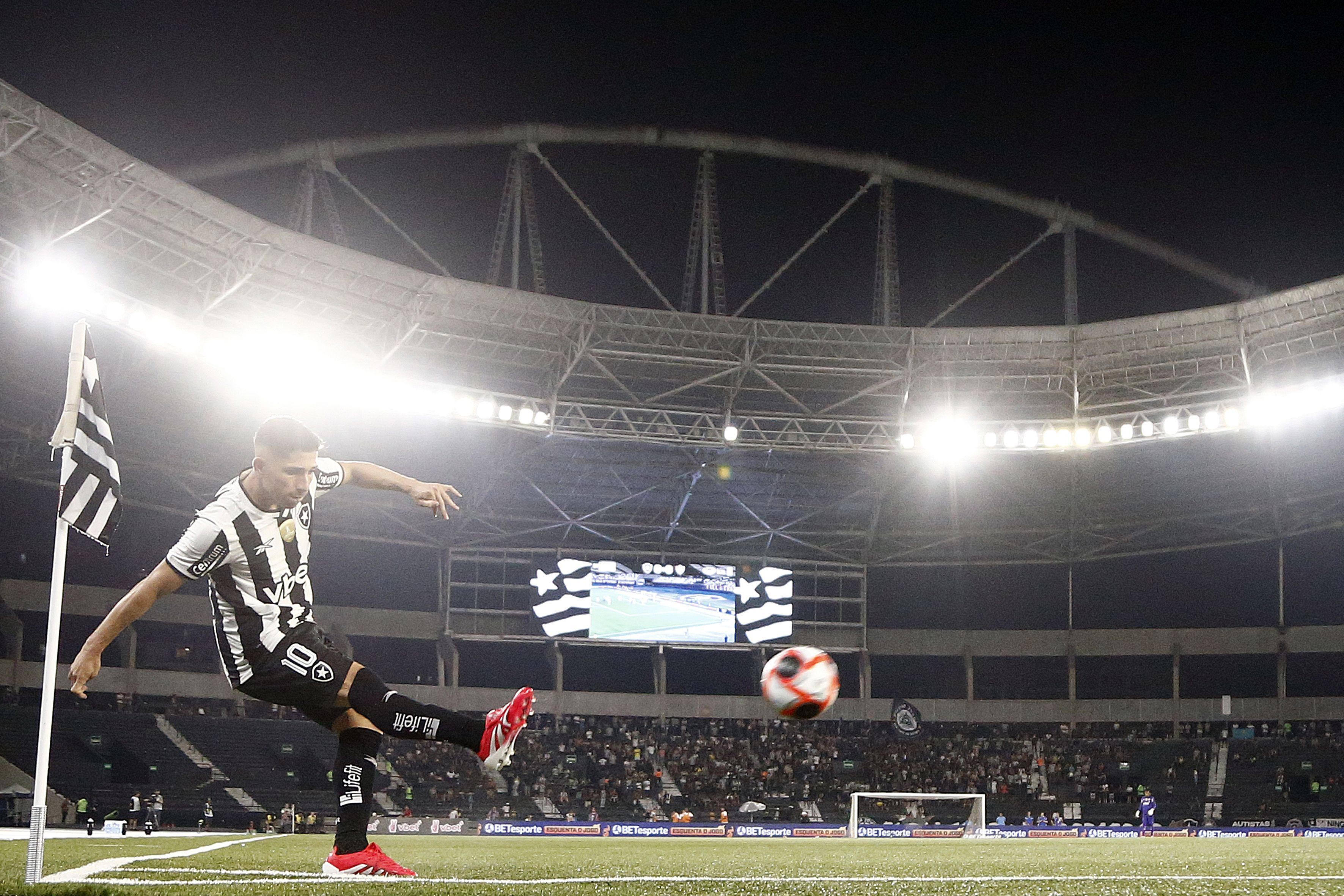 Botafogo se posiciona sobre gramado sintético: 'Chega a ser hipocrisia'