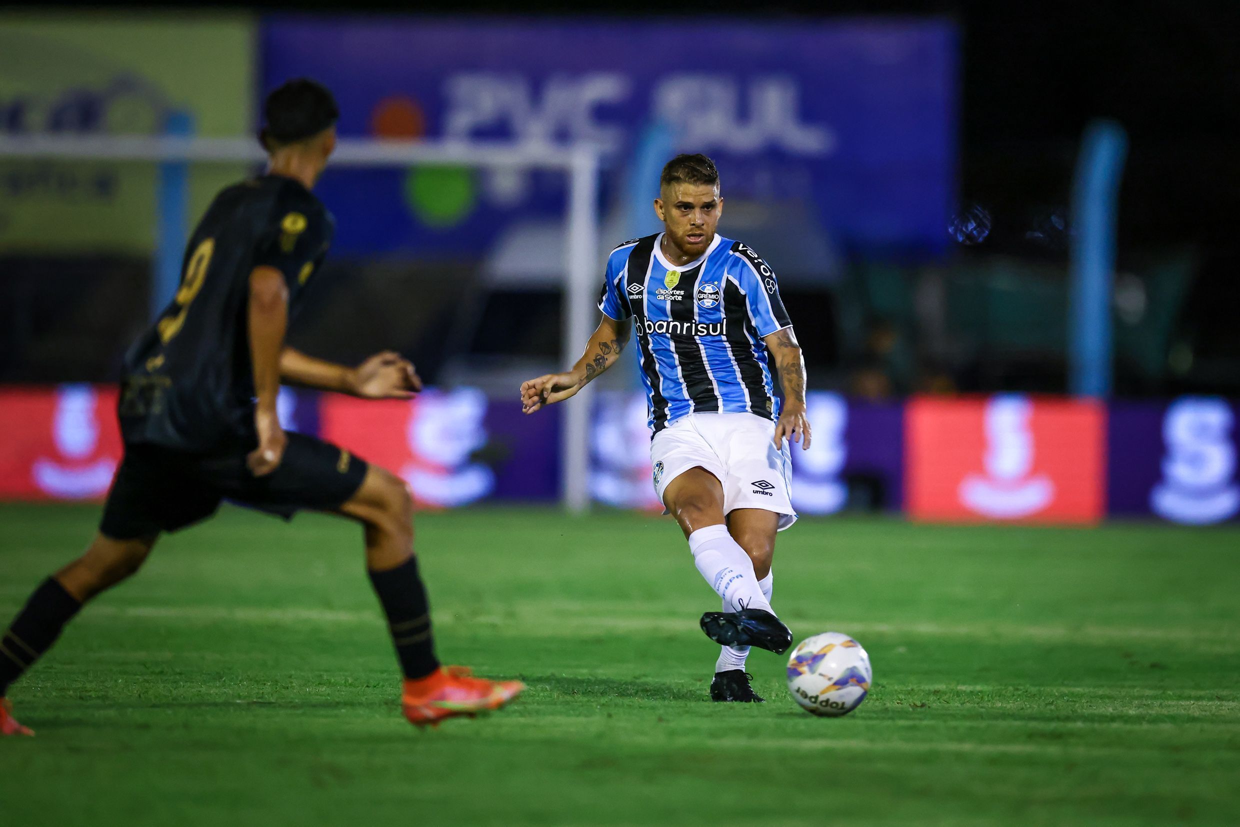 Cuéllar estreia pelo Grêmio e elogia trabalho do grupo no Gauchão