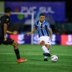 Cuéllar estreia pelo Grêmio e elogia trabalho do grupo no Gauchão