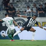 Cria do Atlético, Savinho exalta Júnior Santos após estreia do atacante