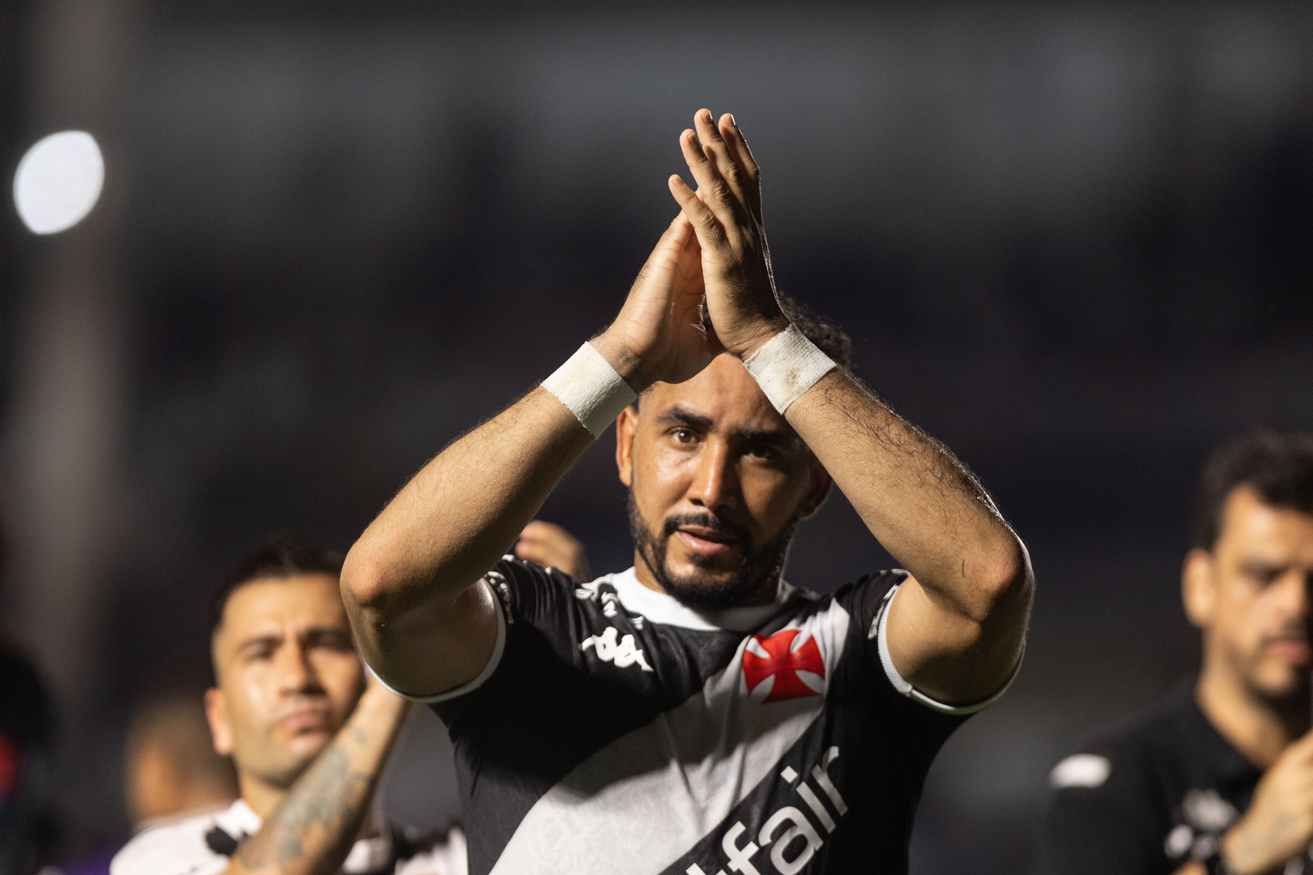 Vasco abre negociação para ampliar vínculo de Payet até o final da temporada