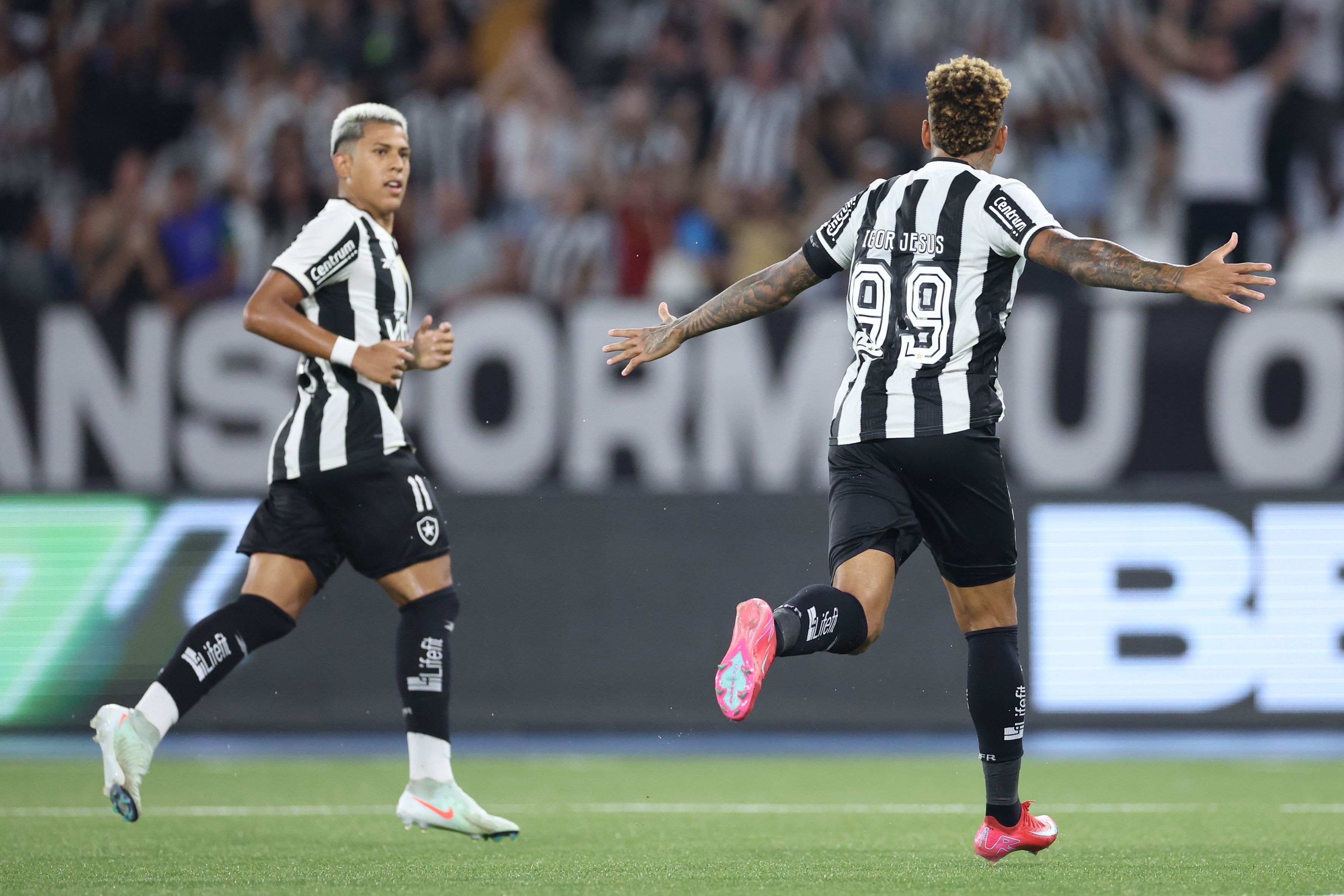 Com time titular, Botafogo vence o Fluminense e amplia tabu no clássico