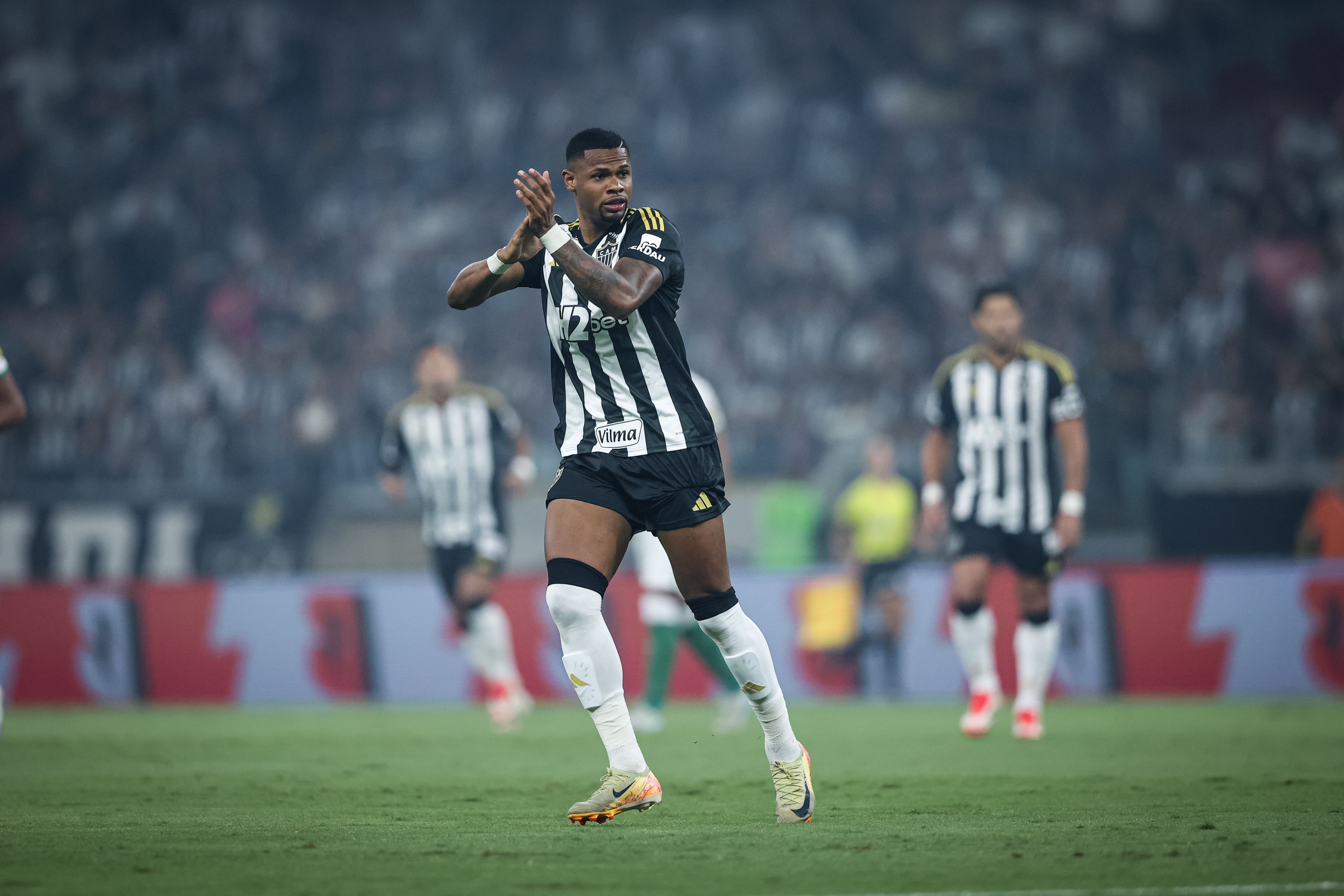 Júnior Santos revela bastidores de estreia pelo Atlético