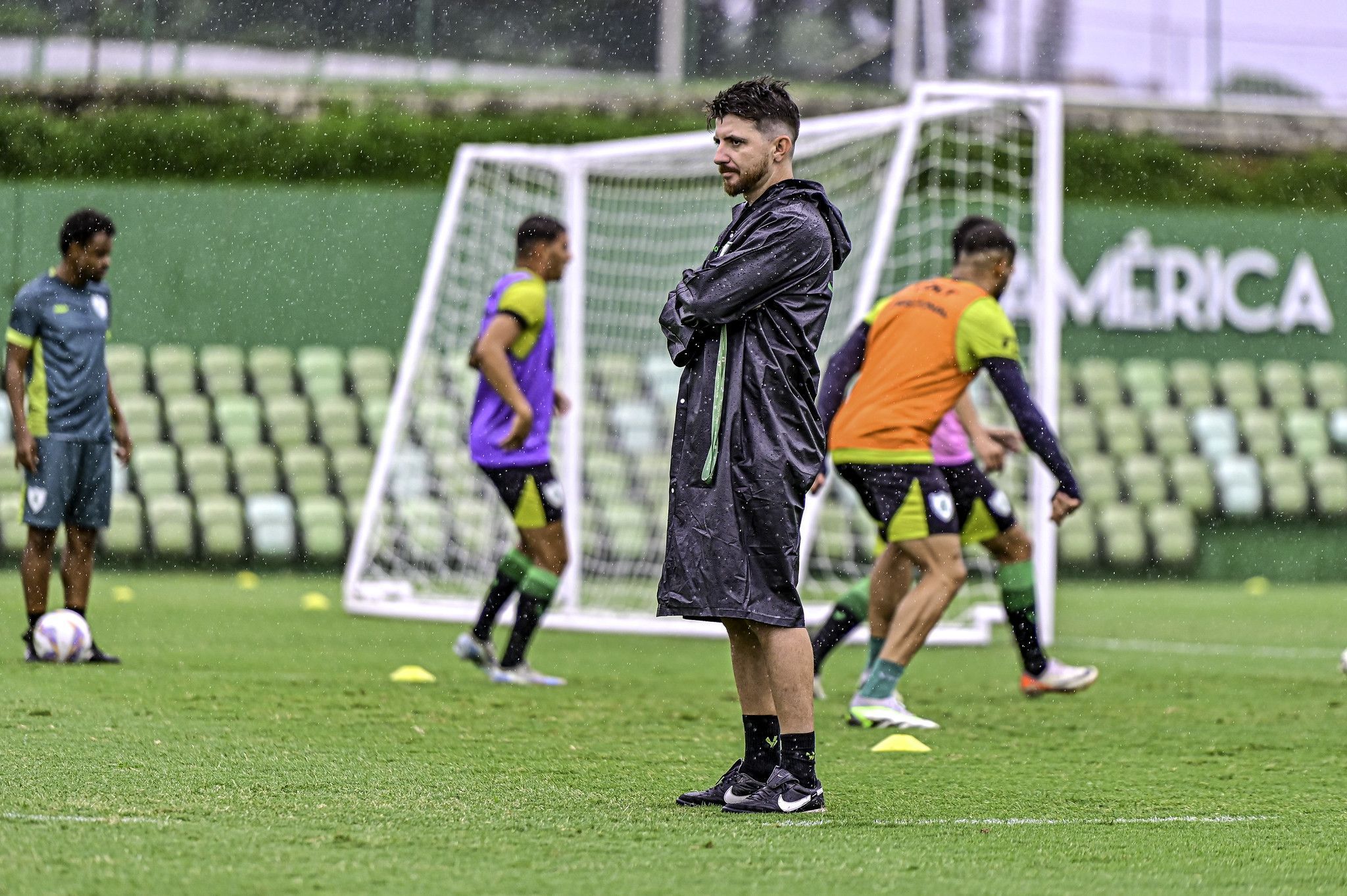 Escalação do América: com novidades, William Batista define time para enfrentar o Betim