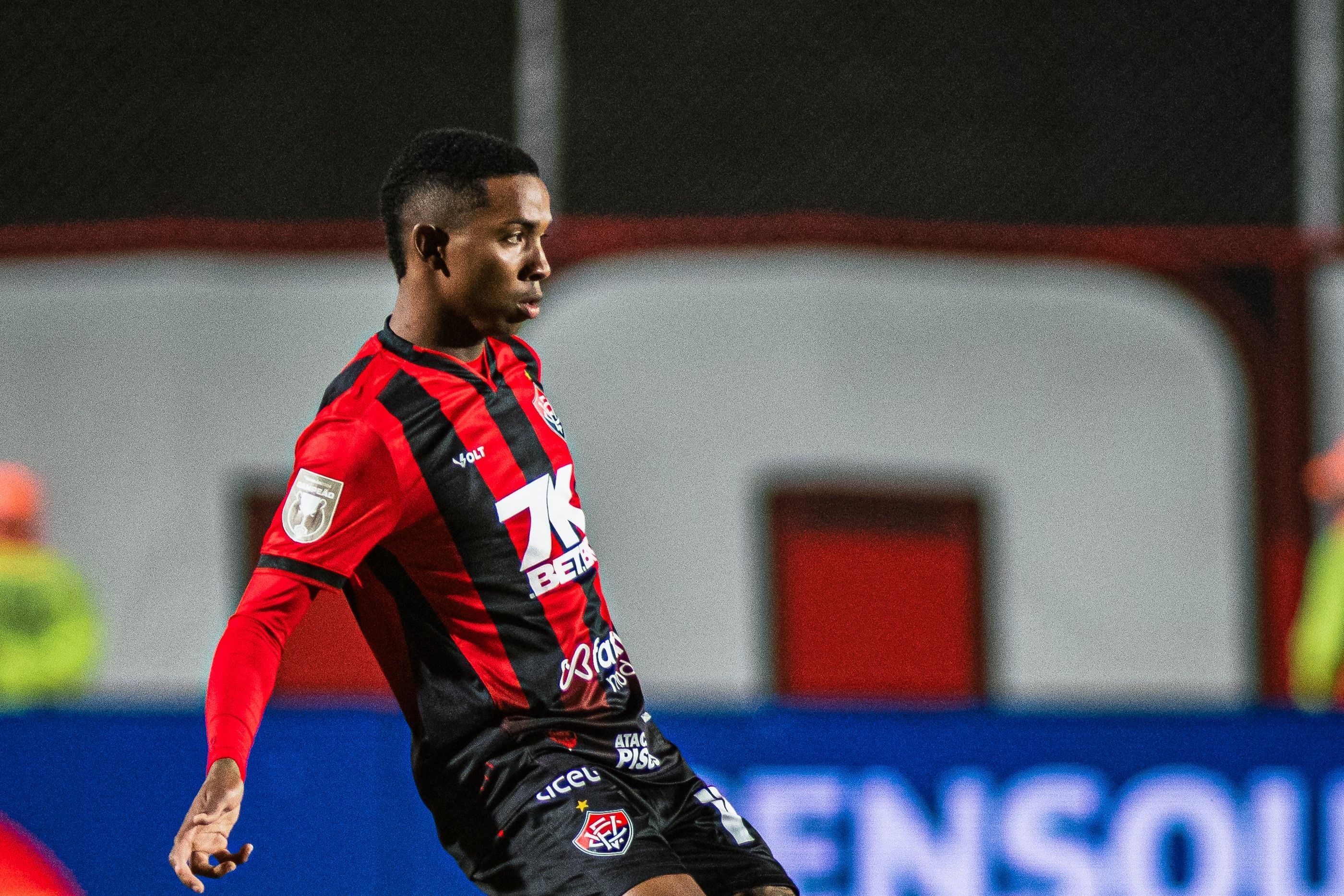 Promessa da base do Vitória celebra oportunidades na equipe principal