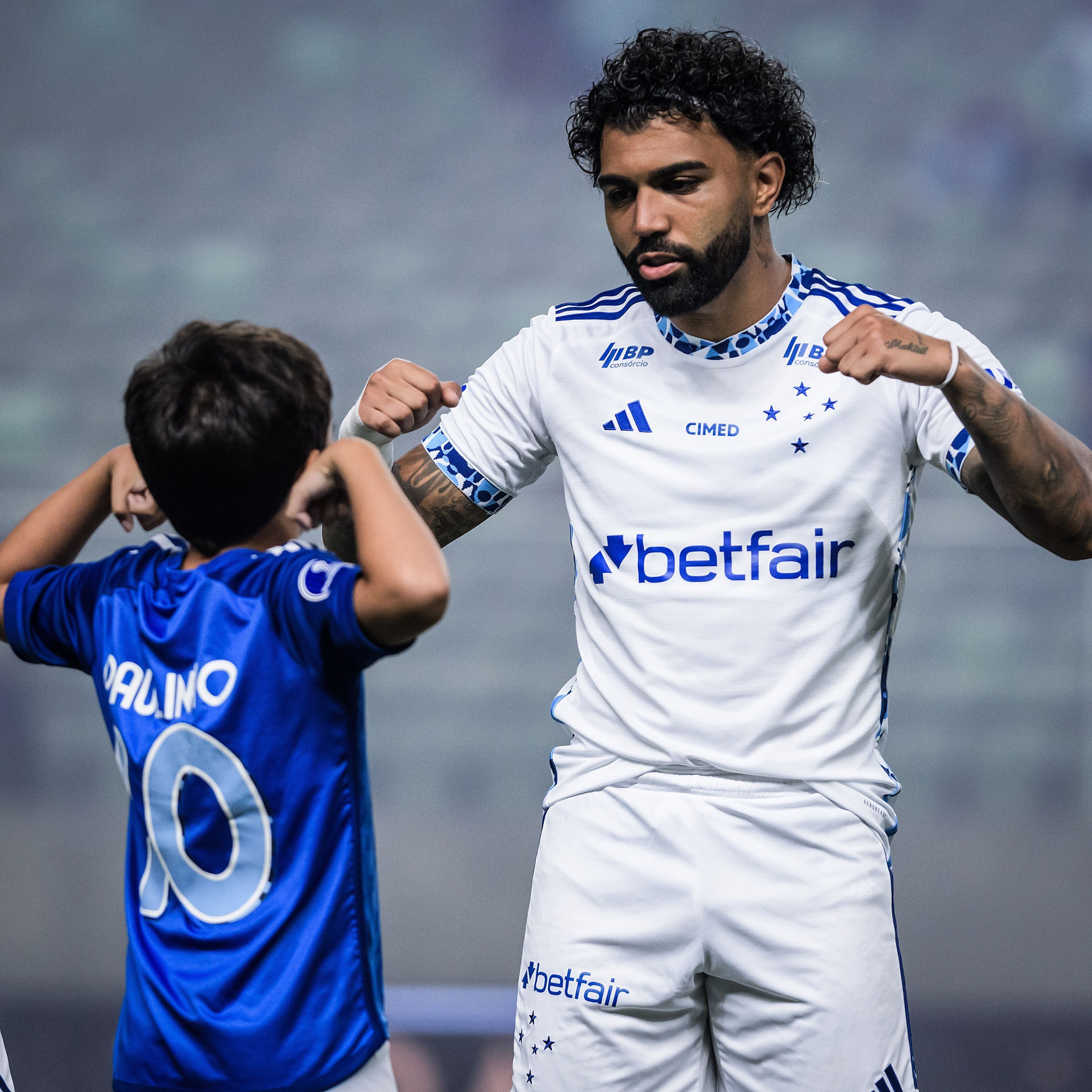 Gabigol se declara ao Cruzeiro após hat-trick e manda recado a Fernando Diniz
