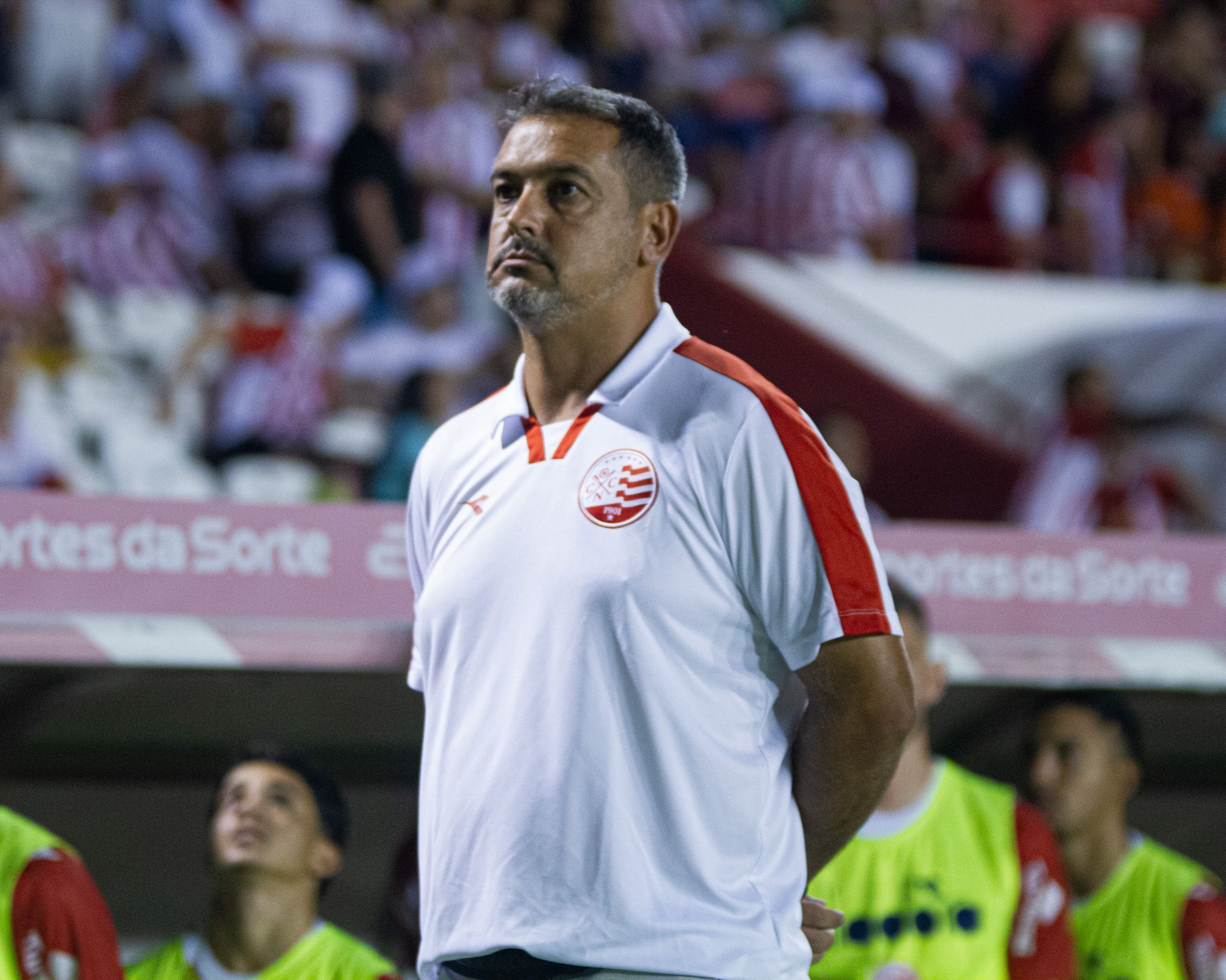 Técnico ex-América chuta bola em quarto árbitro, é expulso e se revolta