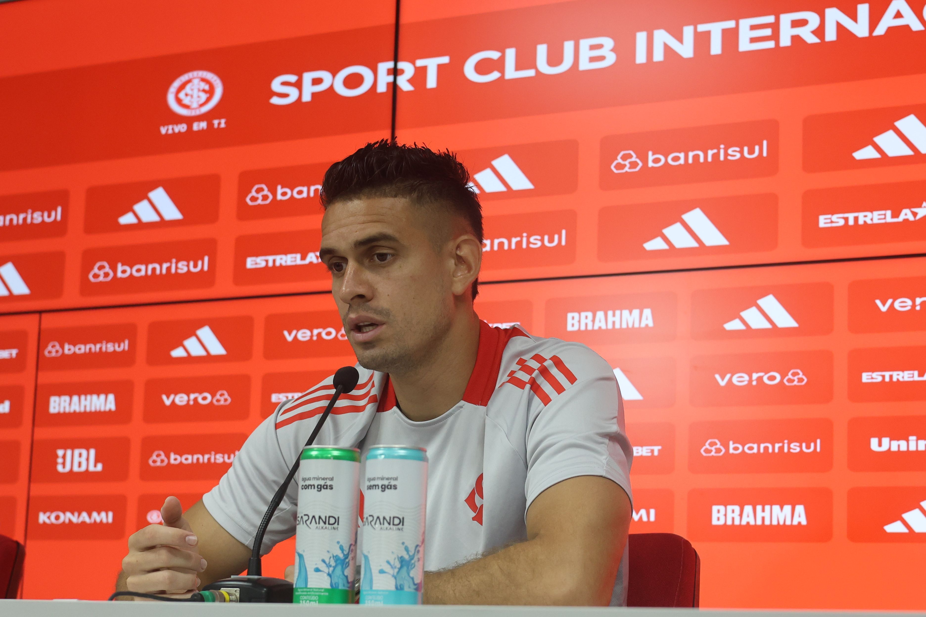 Borré, do Inter, alfineta Cuéllar, do Grêmio, antes do GreNal 444: 'Escolheu o lado errado'