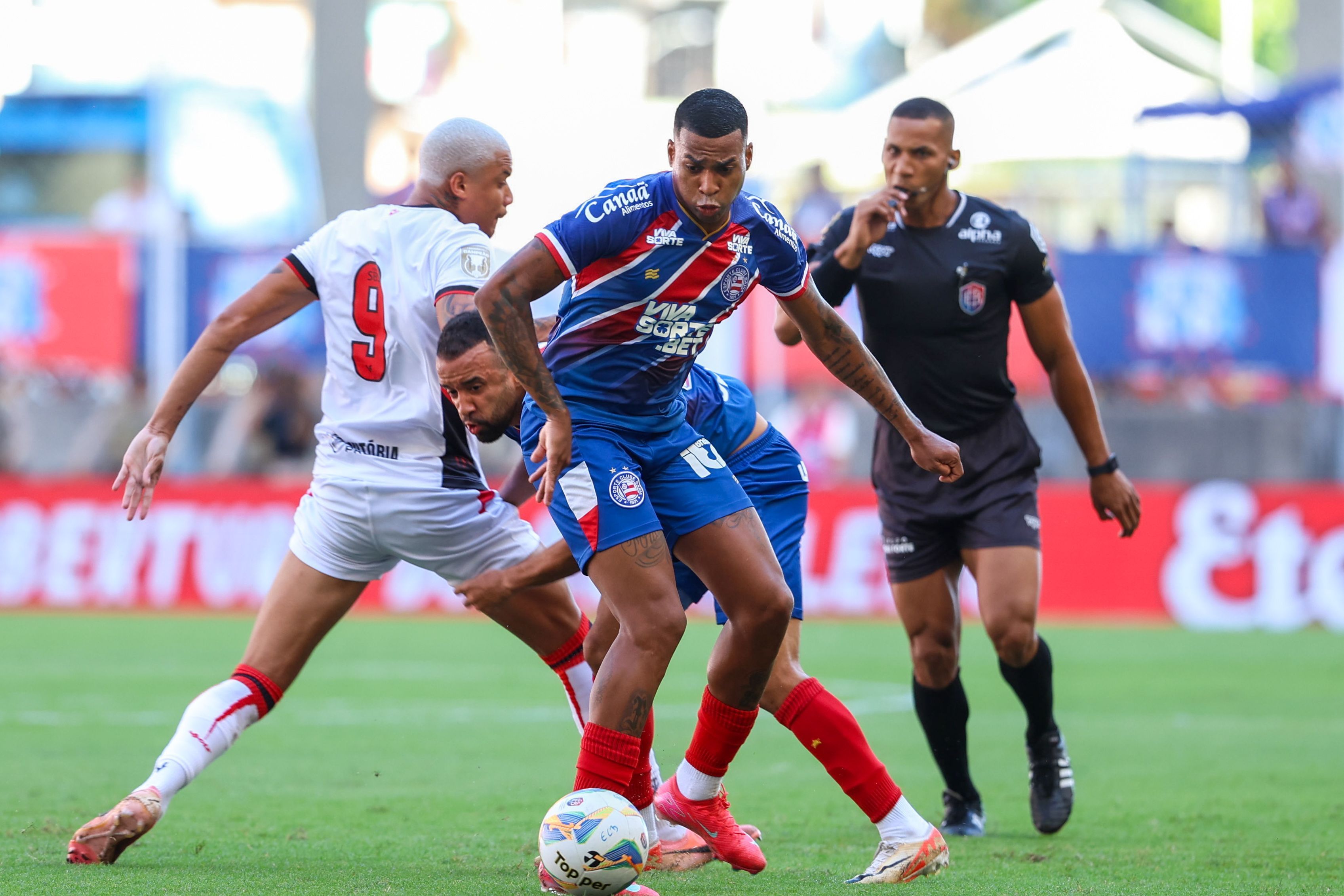 Bahia e Vitória empatam em tenso confronto no clássico de número 500