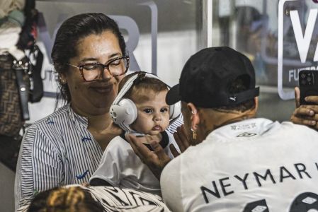 Neymar e a filha Helena em apresentação na Vila Belmiro