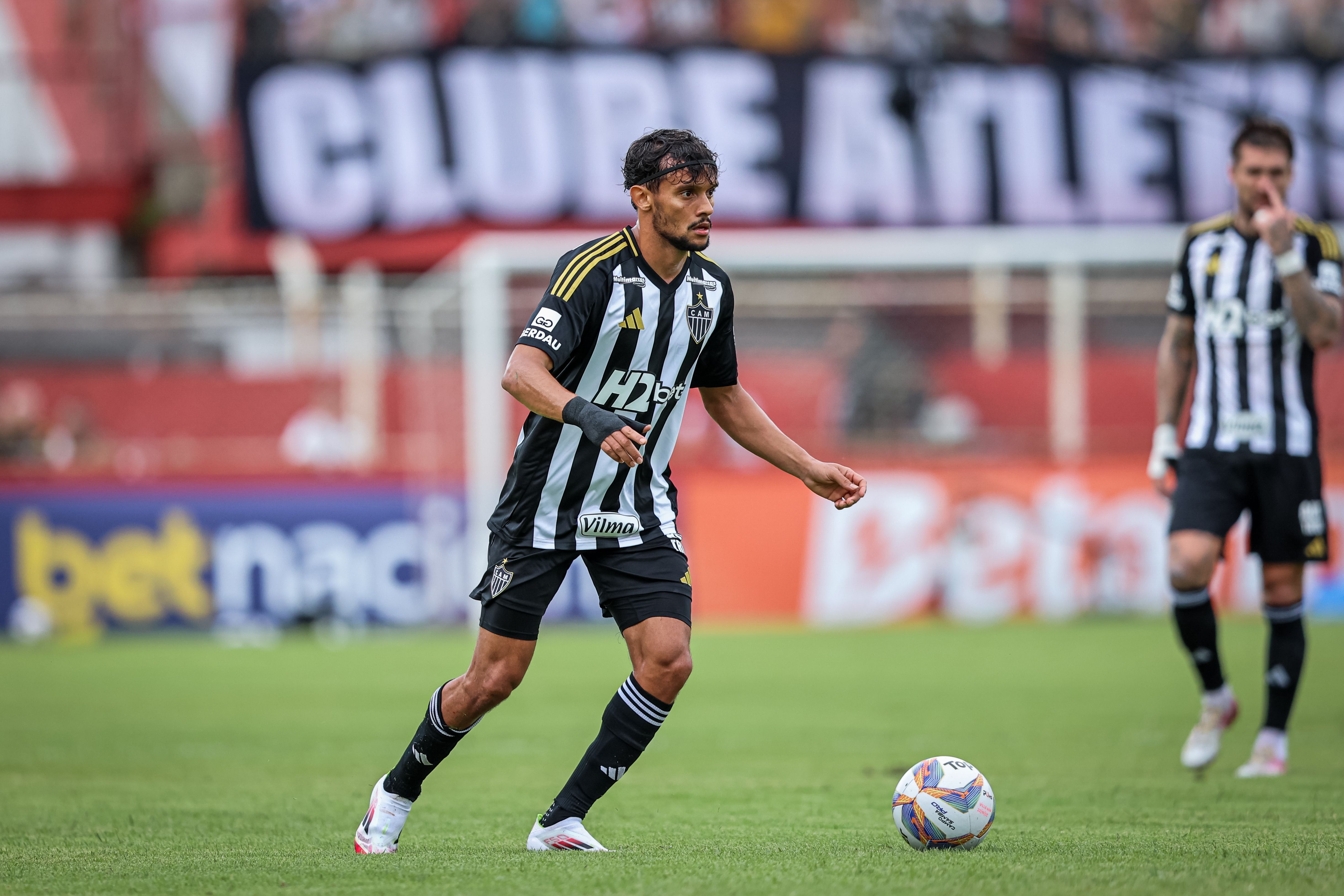 Gustavo Scarpa reage à 'invasão' de campo e explica lance que originou o gol de Hulk