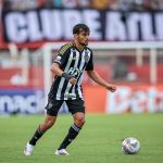 Gustavo Scarpa reage à 'invasão' de campo e explica lance que originou o gol de Hulk