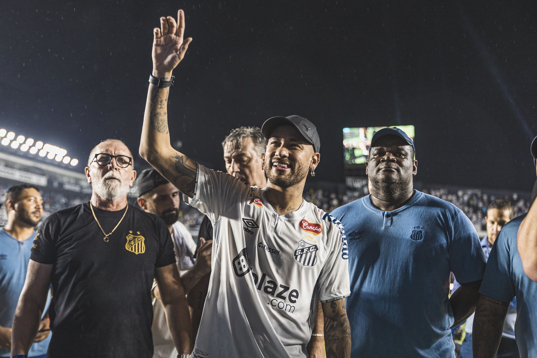 Em noite chuvosa, Neymar é ausência em clássico entre Santos e São Paulo