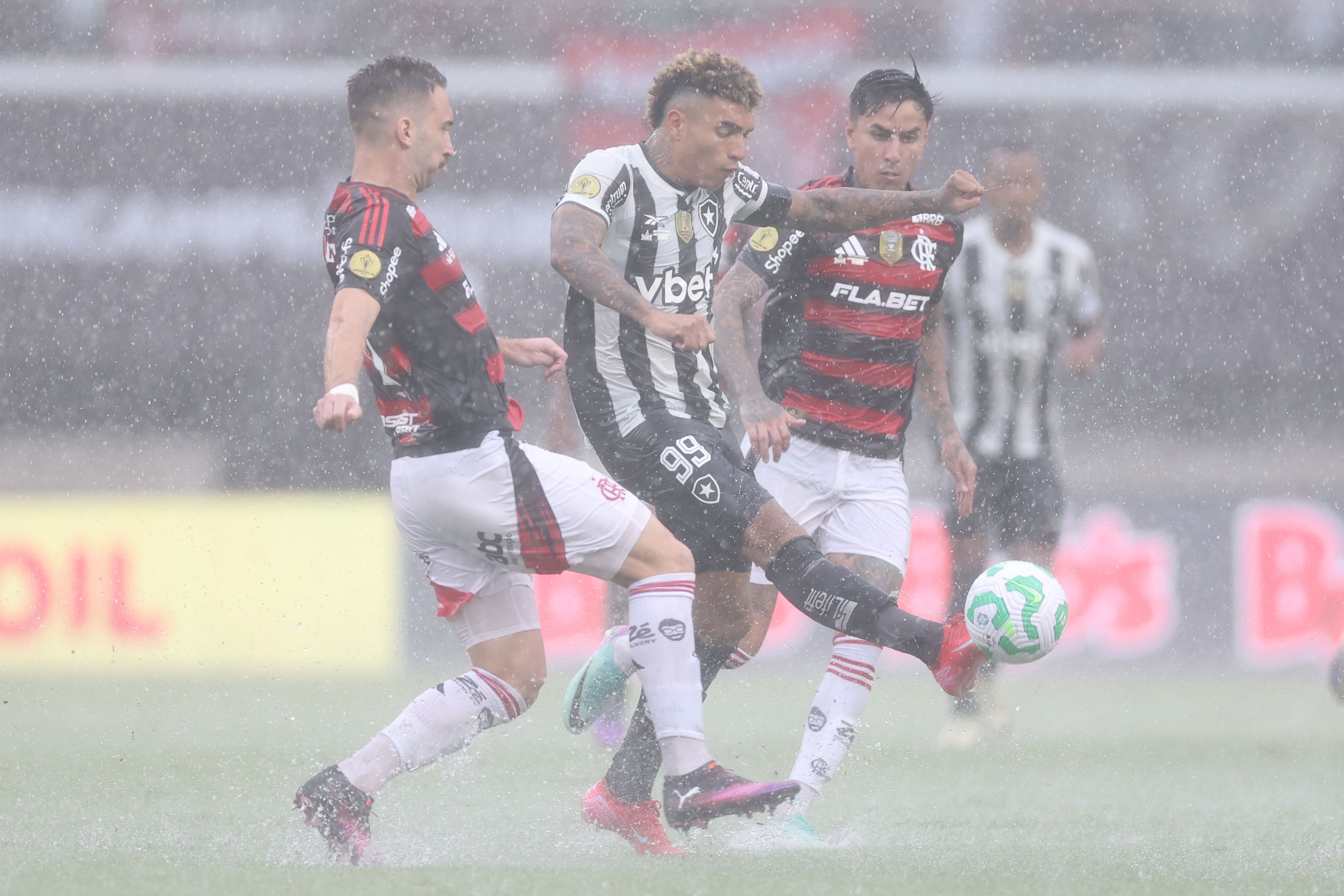 Supercopa do Brasil: Botafogo e Flamengo é paralisado por conta da chuva