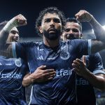 ‘Credo!’ Gabigol interage com torcedor ilustre em vitória do Cruzeiro no Mineirão