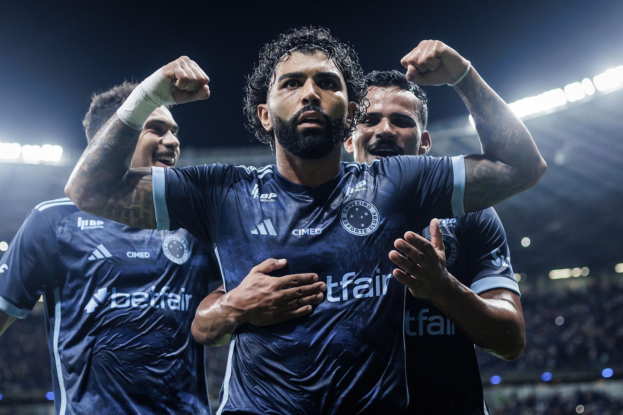 Cruzeiro vence Uberlândia com gols de ataque milionário e dispara no Mineiro