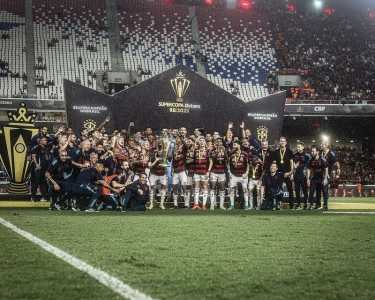 Flamengo levantando a taça da Supercopa do Brasil 2025