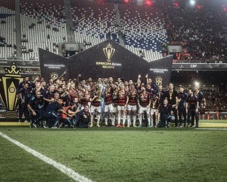 Flamengo levantando a taça da Supercopa do Brasil 2025