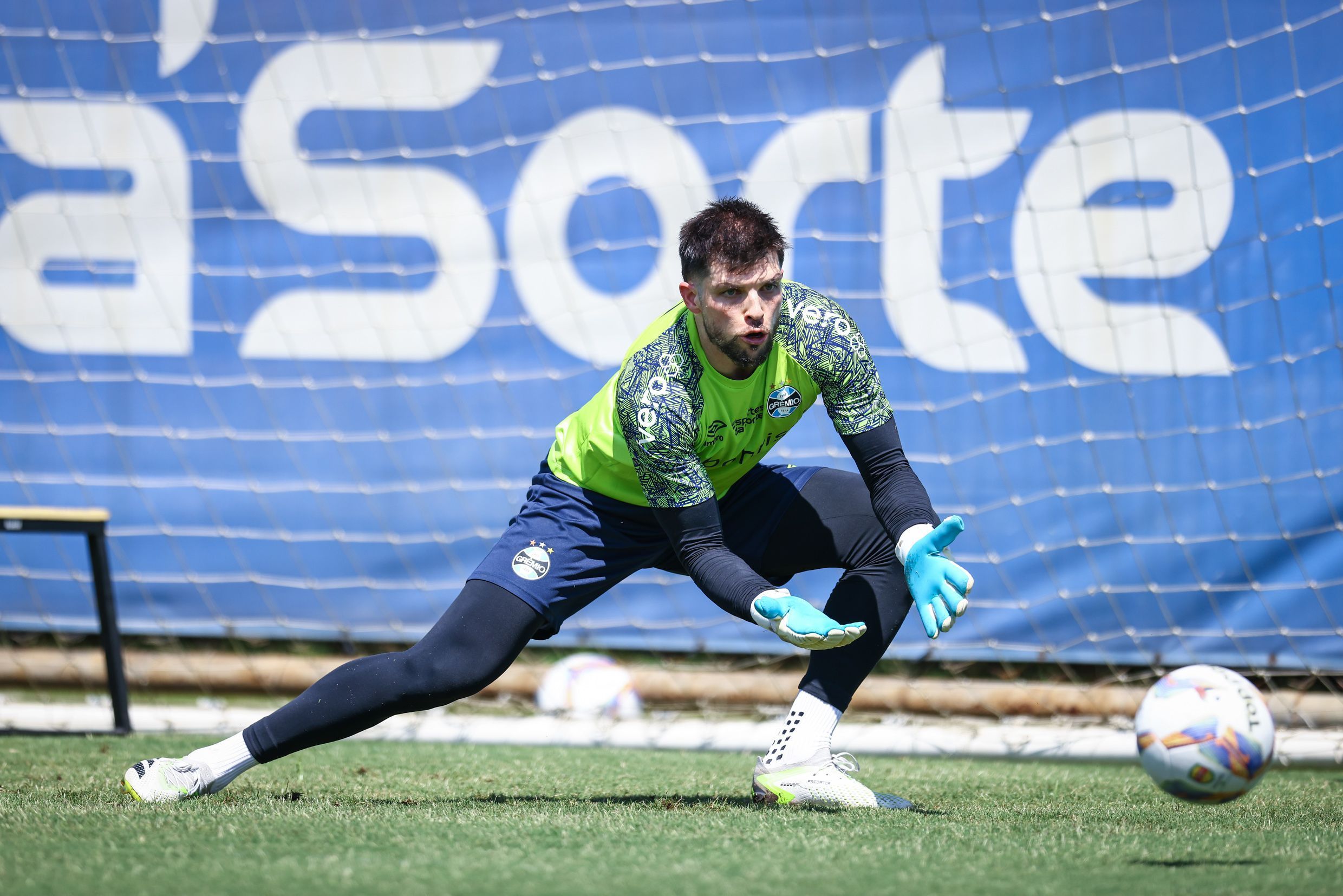 Dirigente do Grêmio sai em defesa de Tiago Volpi após críticas