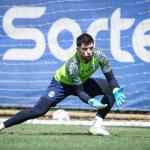Dirigente do Grêmio sai em defesa de Tiago Volpi após críticas