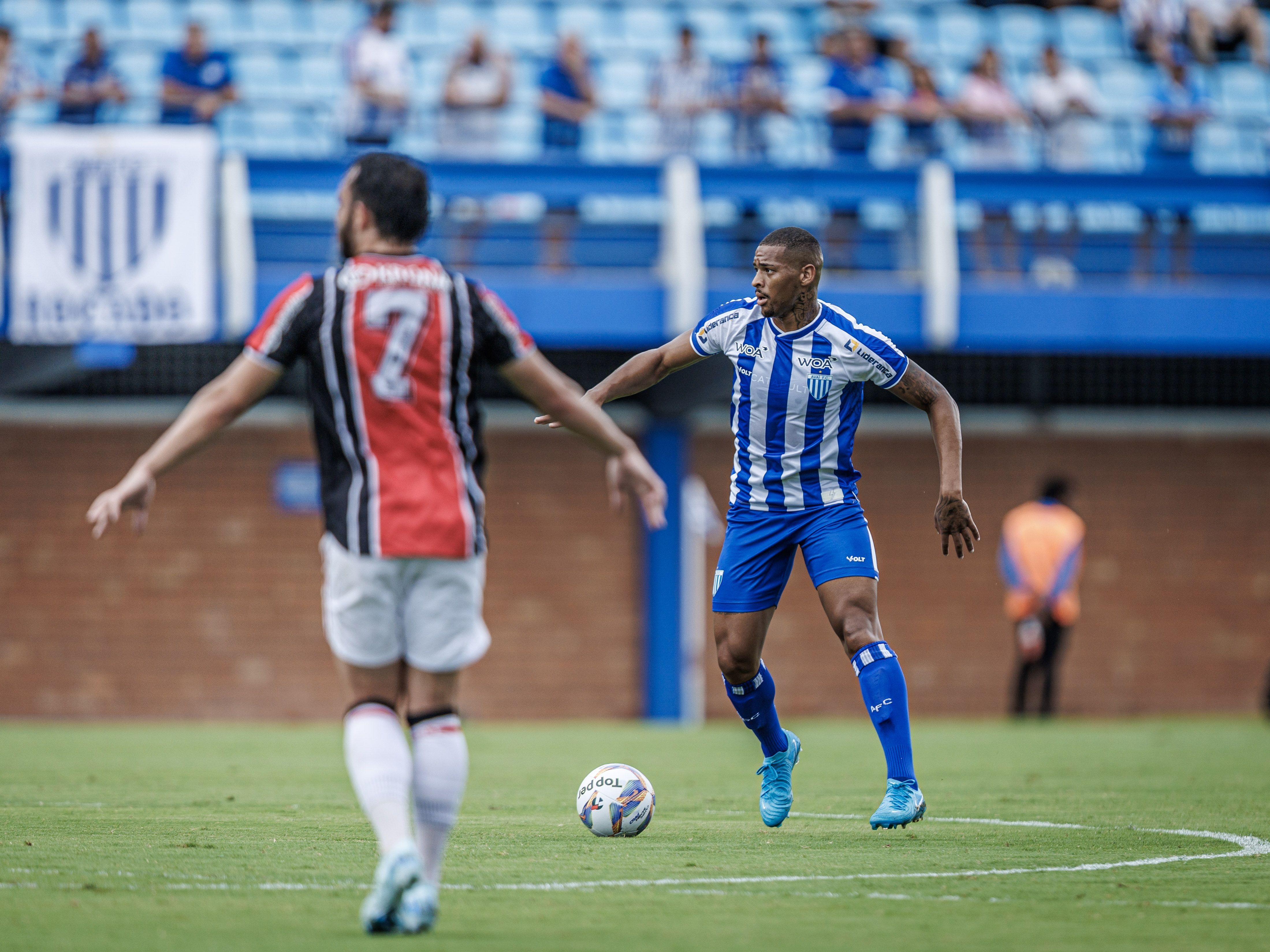 Zagueiro do Cruzeiro se destaca com defesa 'intransponível' em início pelo Avaí