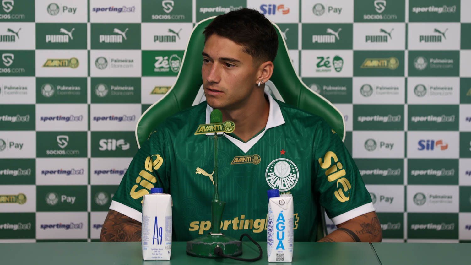 Apresentado, Emiliano Martínez acalma desconfiança da torcida do Palmeiras