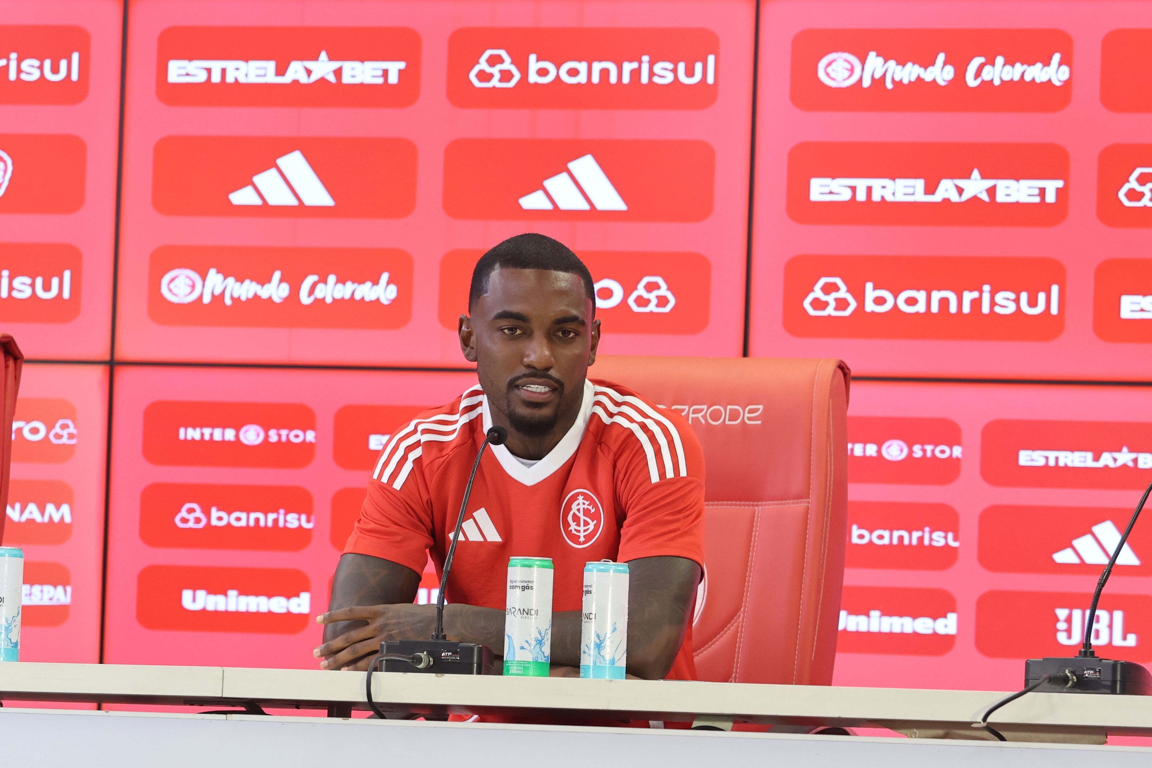 Apresentado no Inter, Ramon projeta disputa com Bernabei na lateral-esquerda