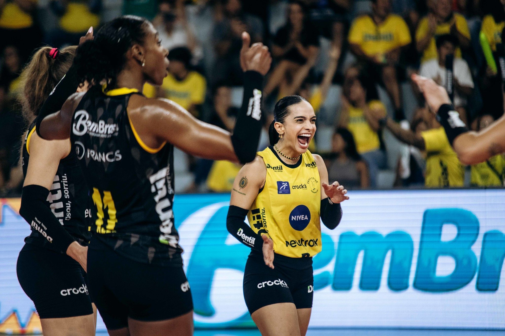Dentil Praia Clube vira sobre o Pinheiros e retoma liderança da Superliga Feminina