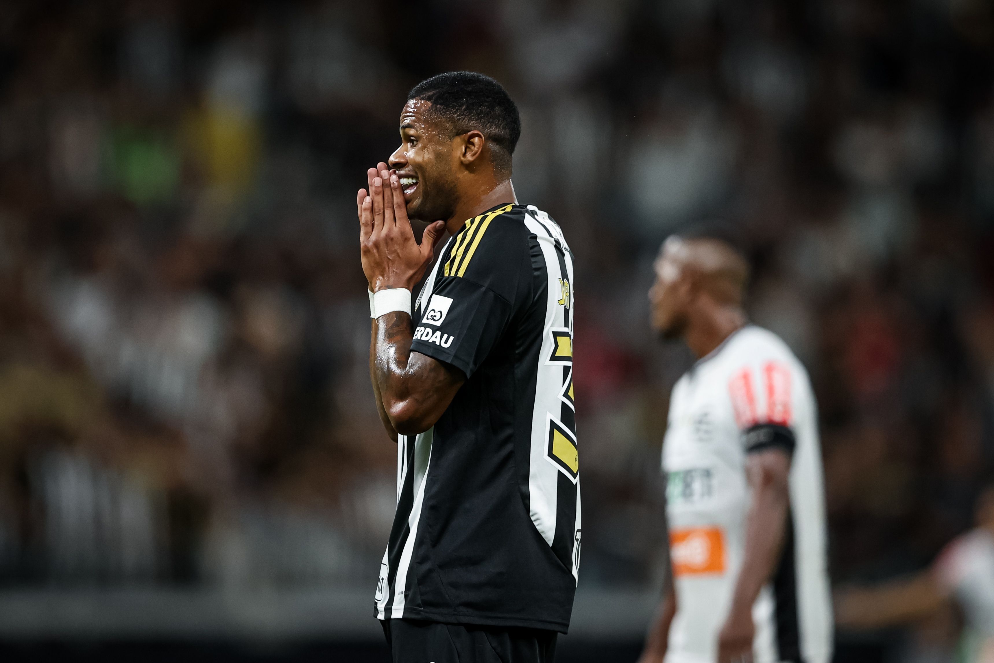 Júnior Santos é expulso e desfalca Atlético em clássico com Cruzeiro
